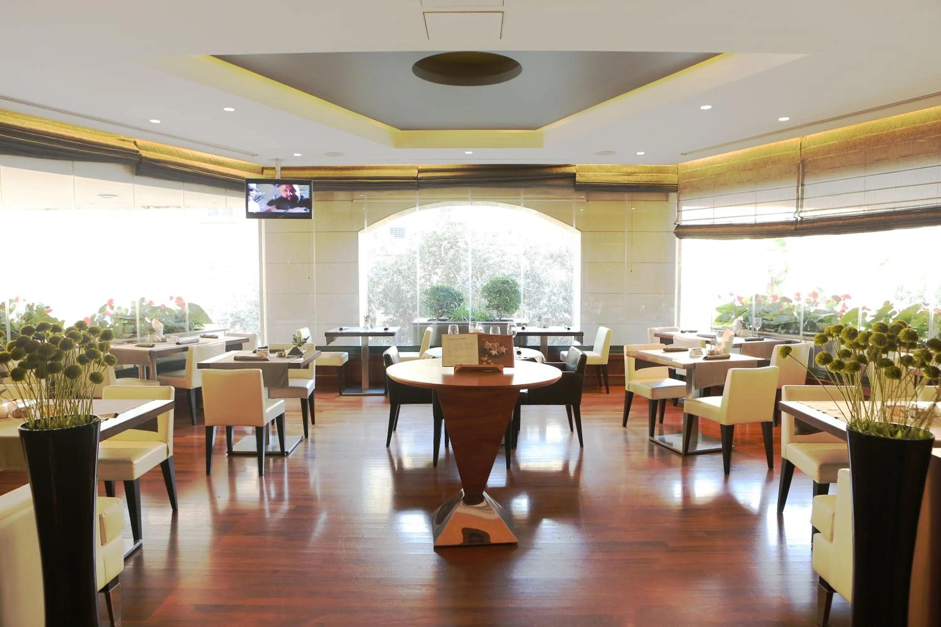 Restaurant/places to eat in ParkTower Suites