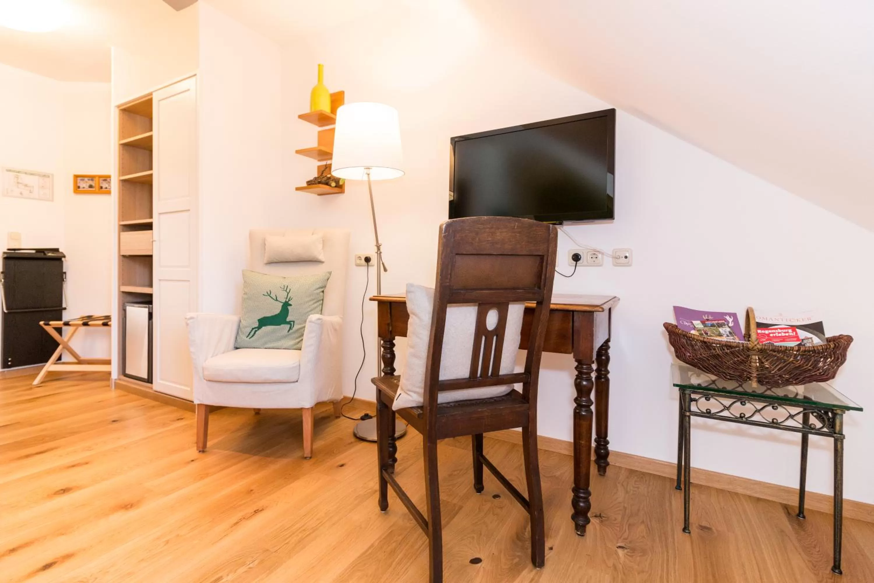 TV and multimedia, TV/Entertainment Center in Romantik Hotel Hirschen