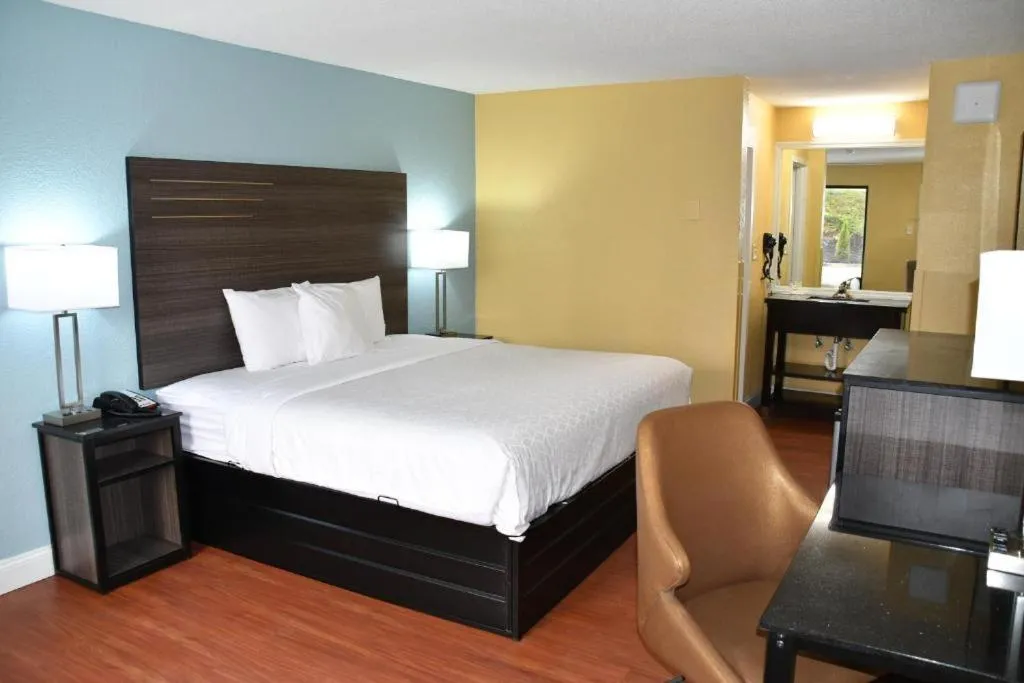 Bed in Baymont by Wyndham Macon I-75