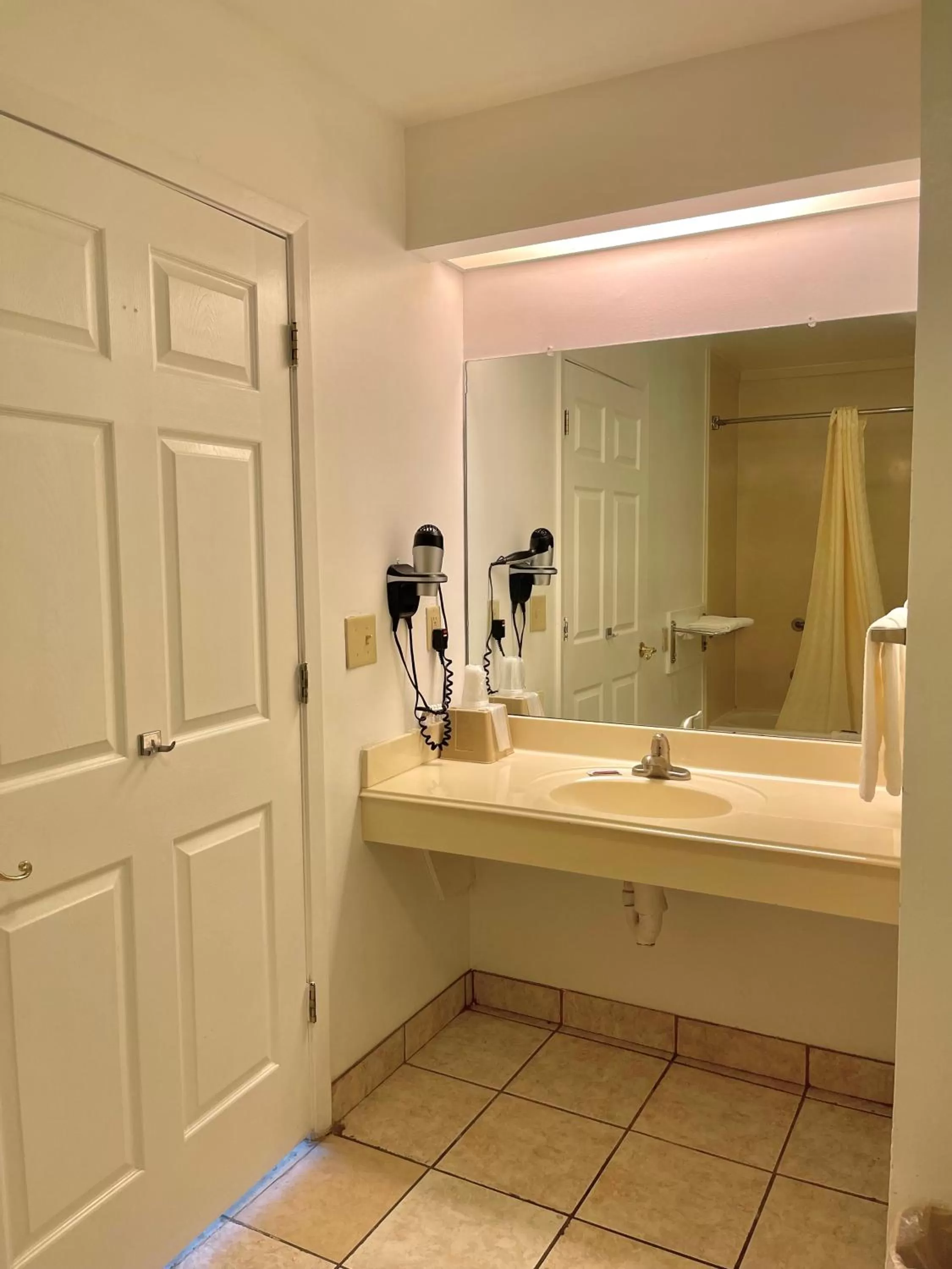 Shower in Majestic Inn