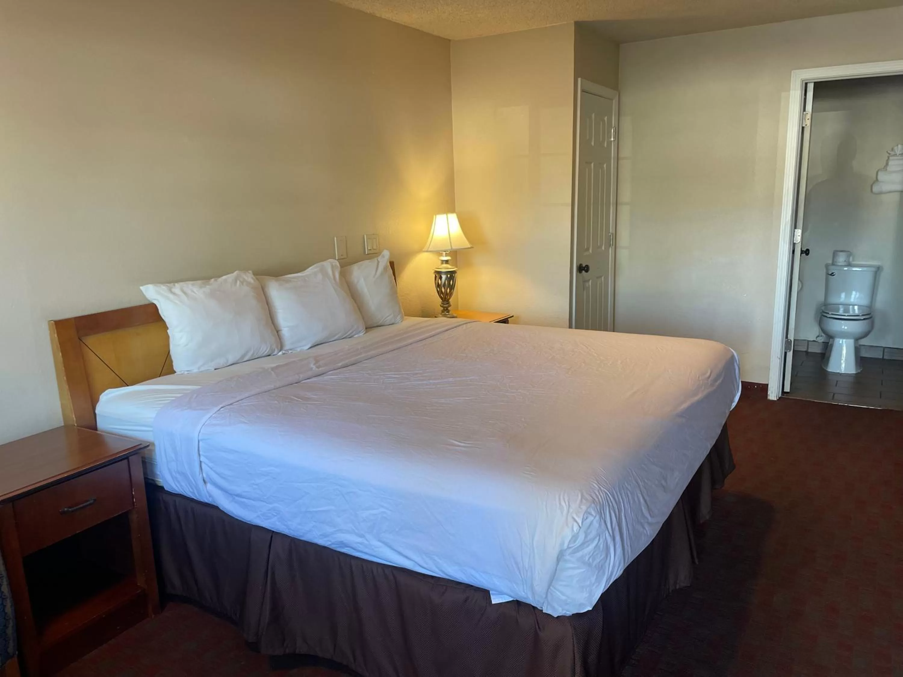 Bed in Skyway Inn - Seatac