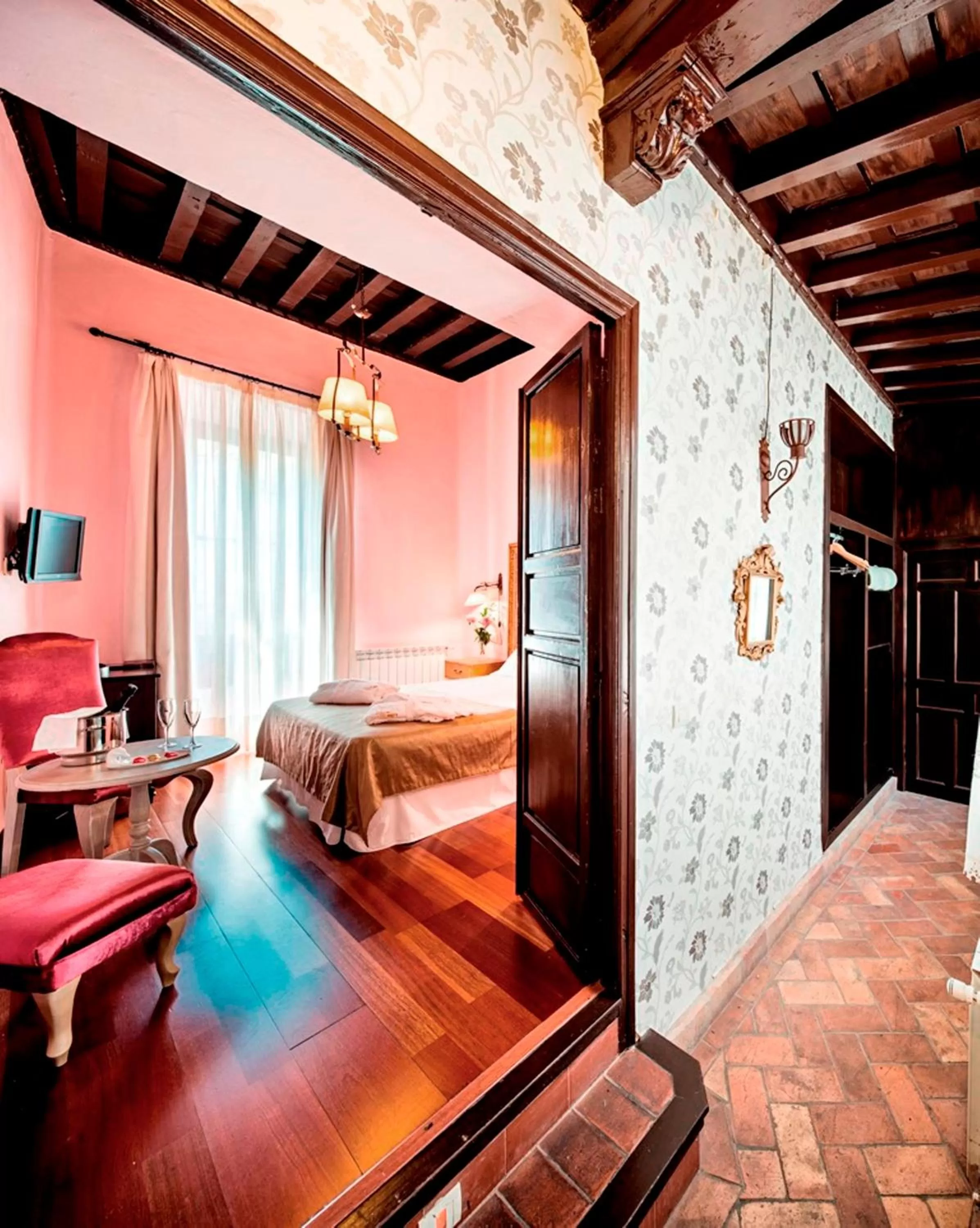 Photo of the whole room, Bed in Palacio de Mariana Pineda