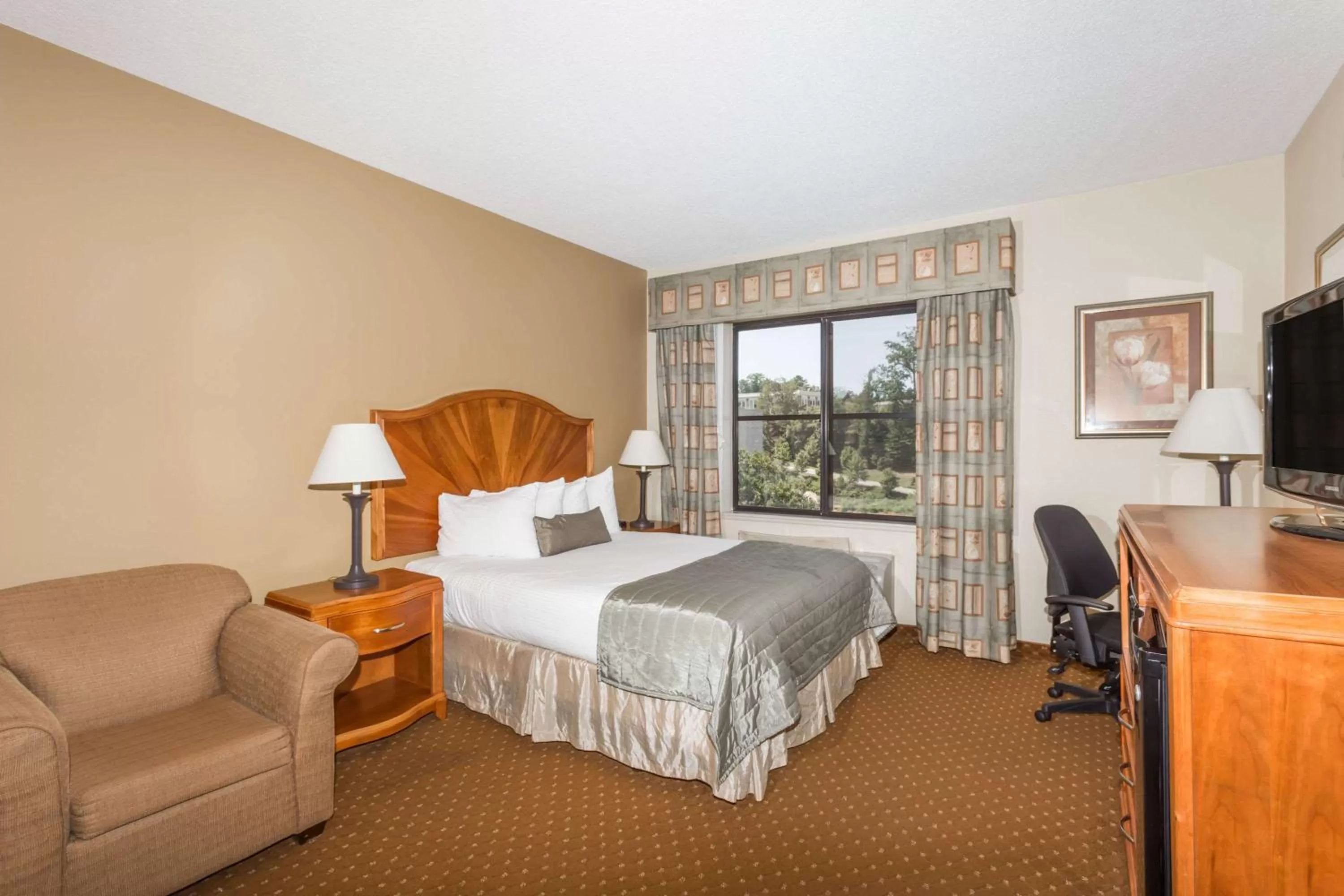 Photo of the whole room, Bed in Baymont by Wyndham Asheville/Biltmore
