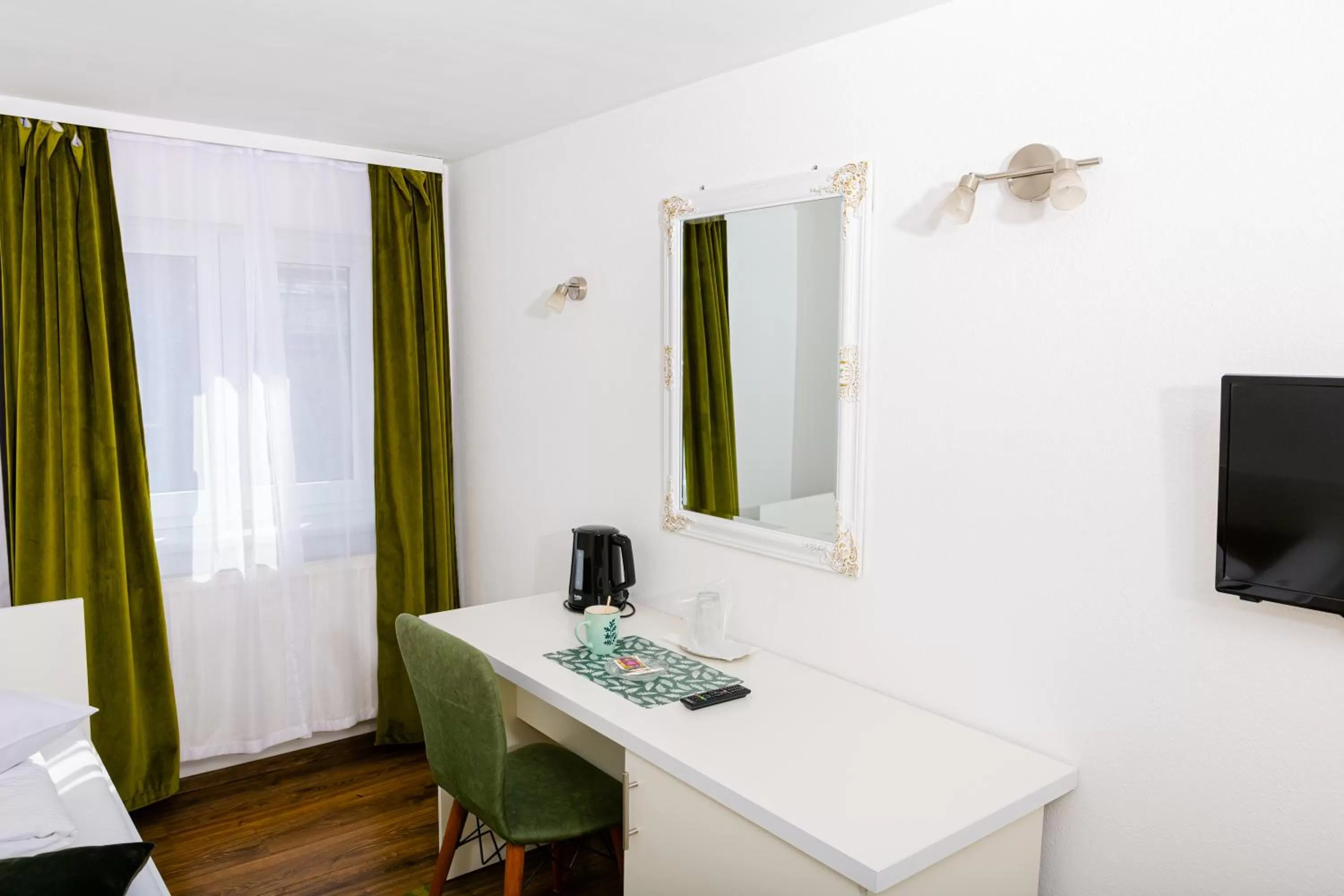 Bedroom, TV/Entertainment Center in Pensiunea Pictorilor