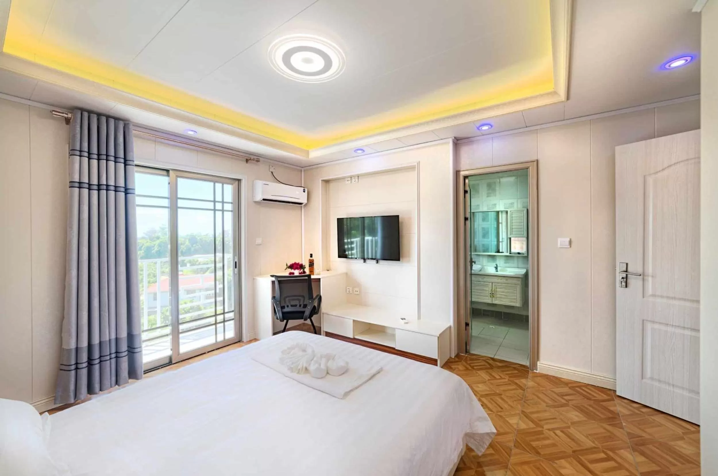 Photo of the whole room in Riverside Hotel