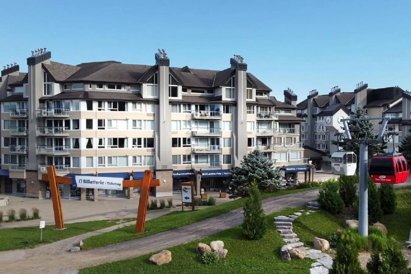 Facade/entrance in Hébergement Mont-Ste-Anne Condos