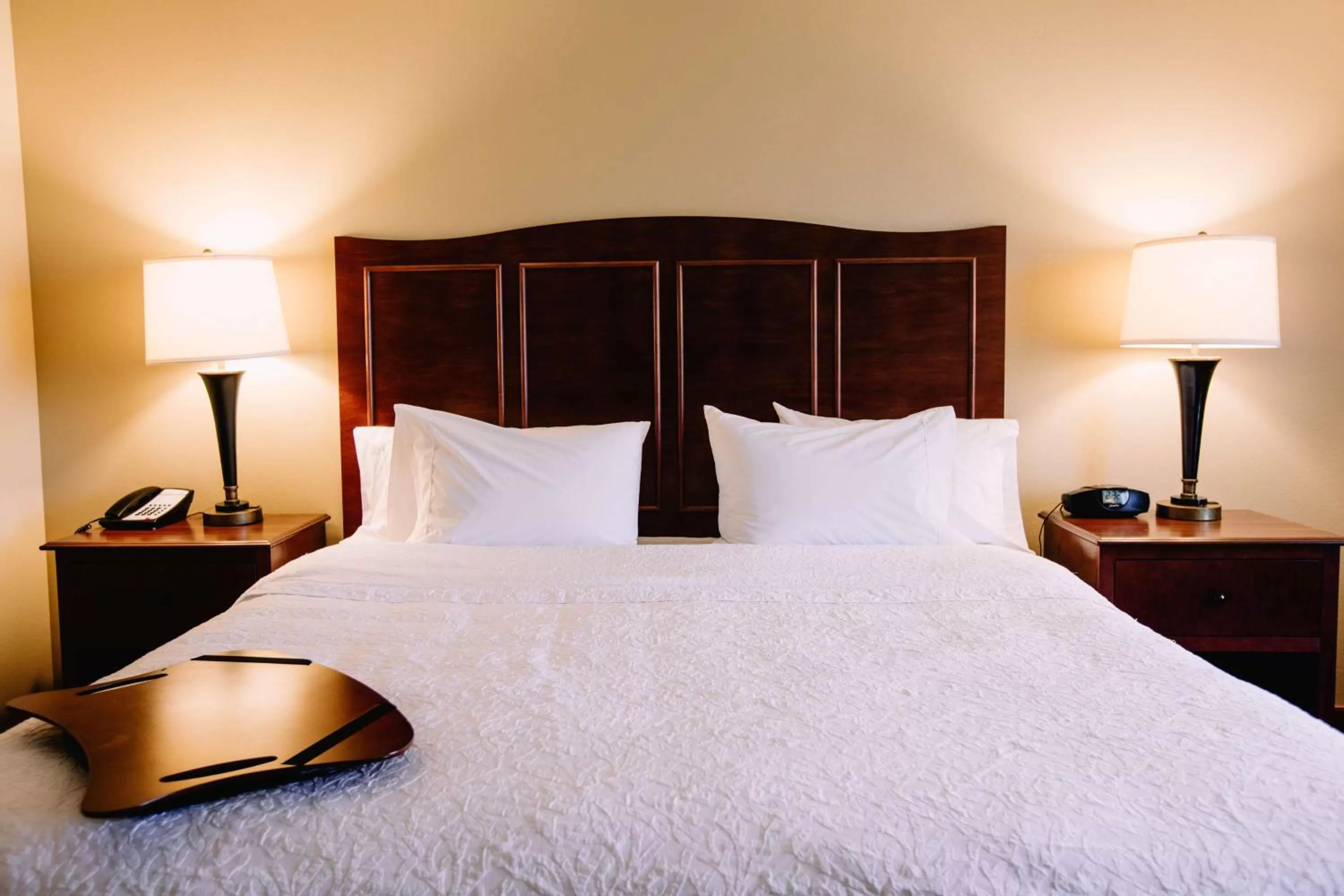 Bed in Hampton Inn & Suites Minot