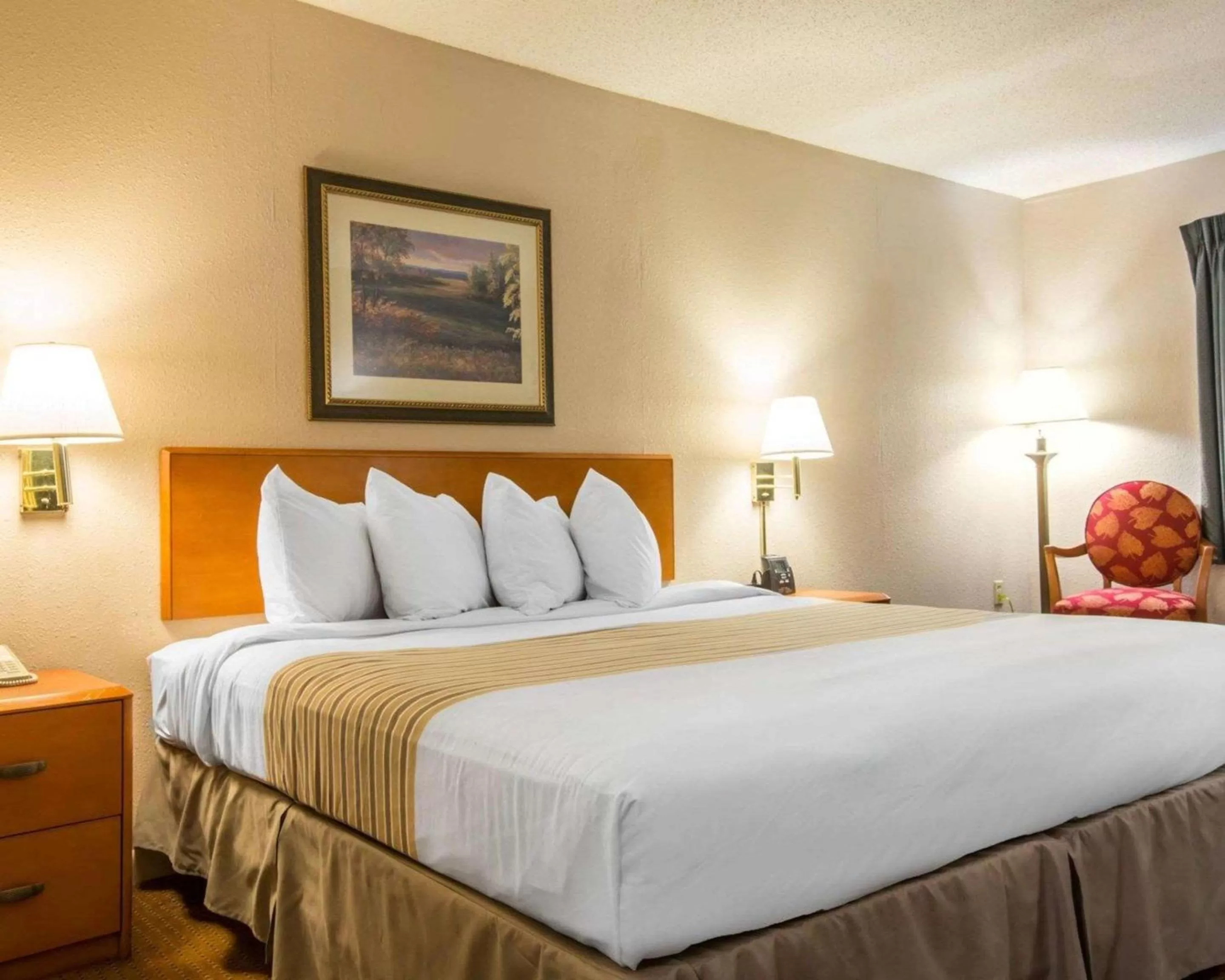 Photo of the whole room, Bed in Econo Lodge Inn & Suites Columbus near Fort Benning