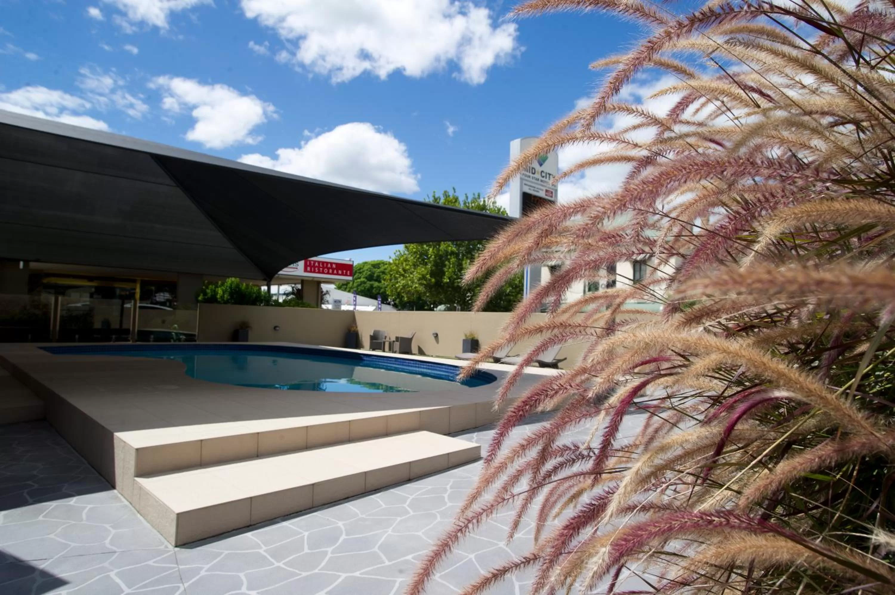 Swimming pool in Mid City Motor Inn Singleton