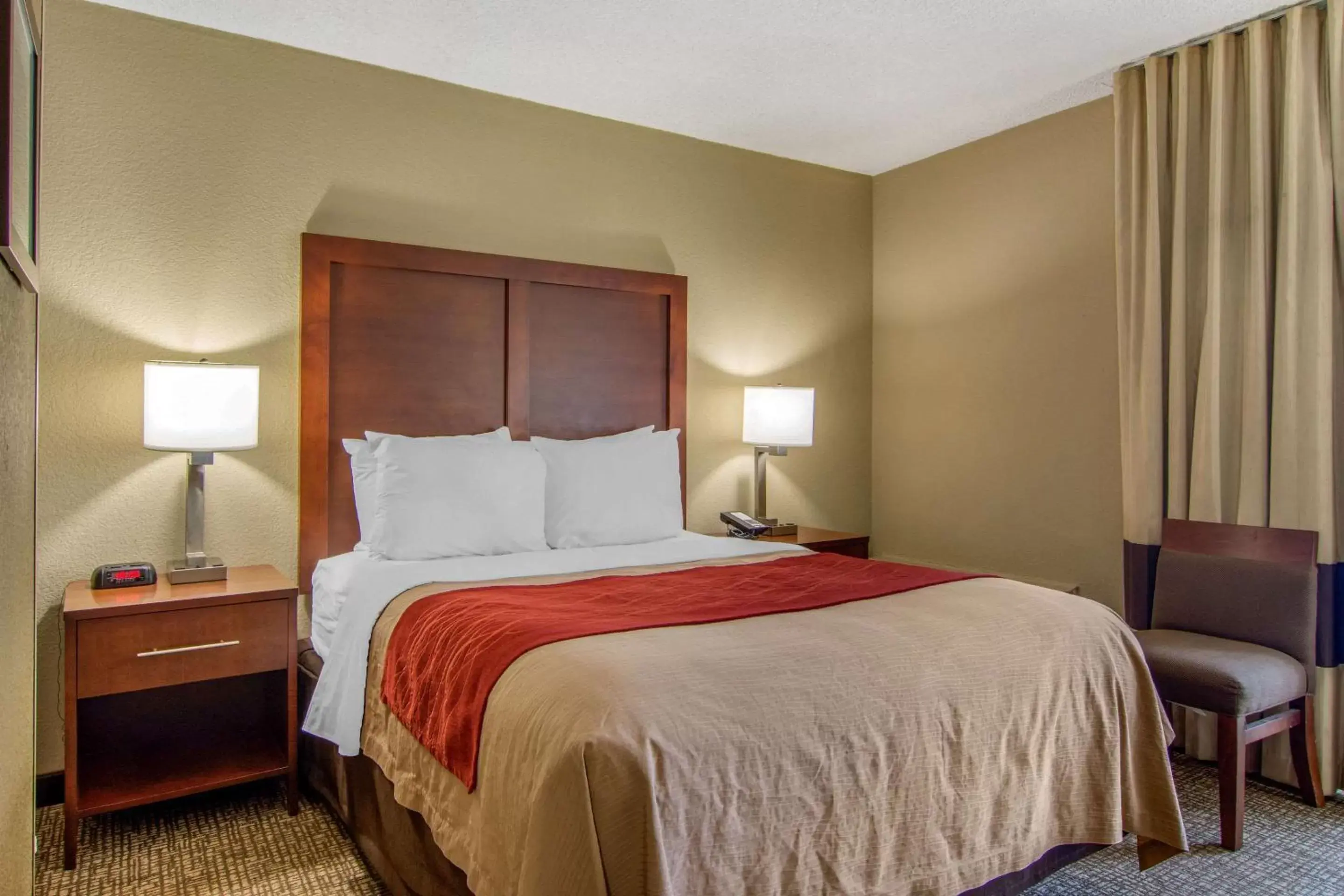 Queen Room - Disability Access/Non-Smoking in Comfort Inn Sandy Springs - Perimeter Queen Room - Disability Access/Non-Smoking in Comfort Inn Sandy Springs - Perimeter