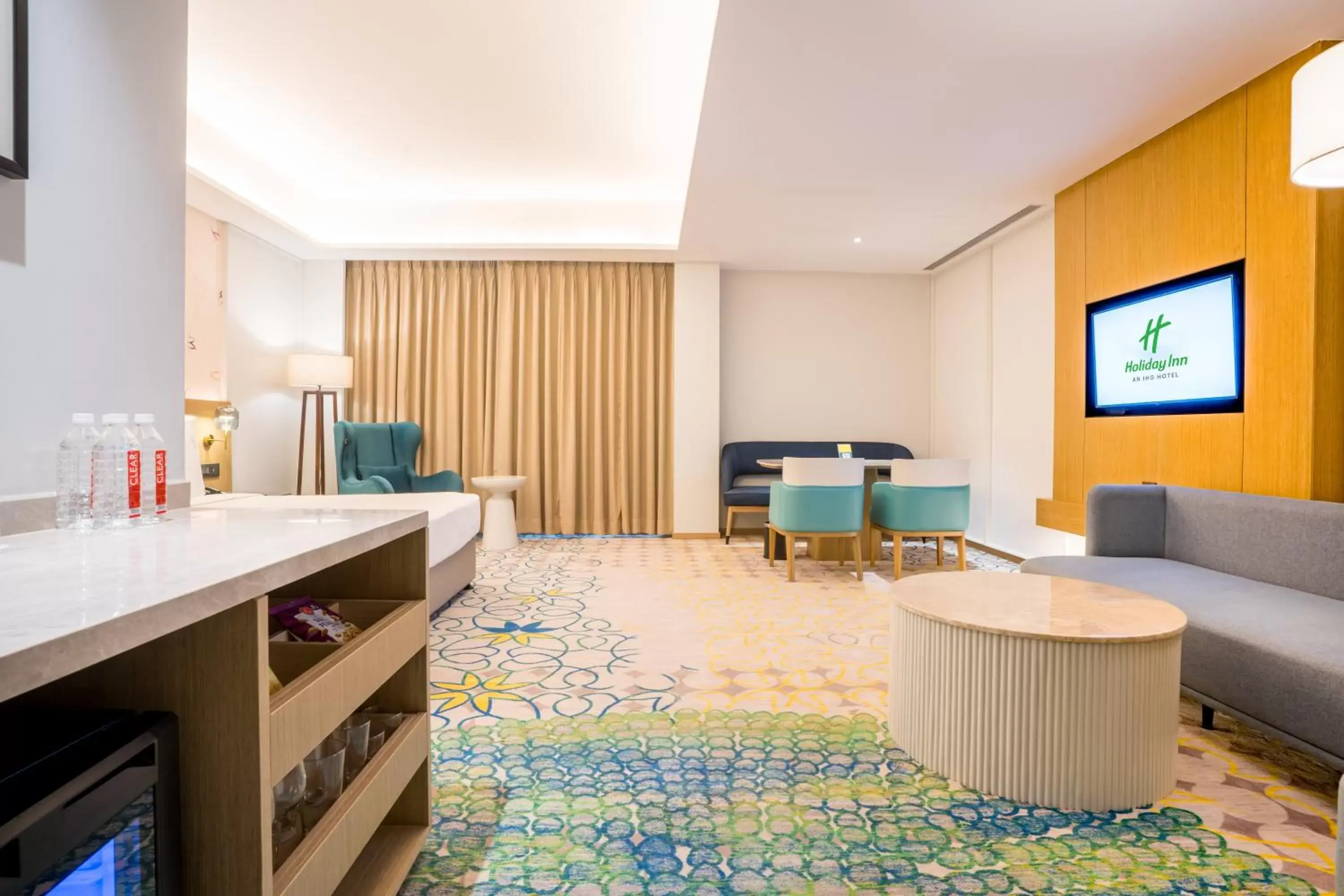 King Suite - Smoking with 25% discount on food and soft beverages and early check-in at 11am in Holiday Inn Lucknow Airport by IHG King Suite - Smoking with 25% discount on food and soft beverages and early check-in at 11am in Holiday Inn Lucknow Airport by IHG