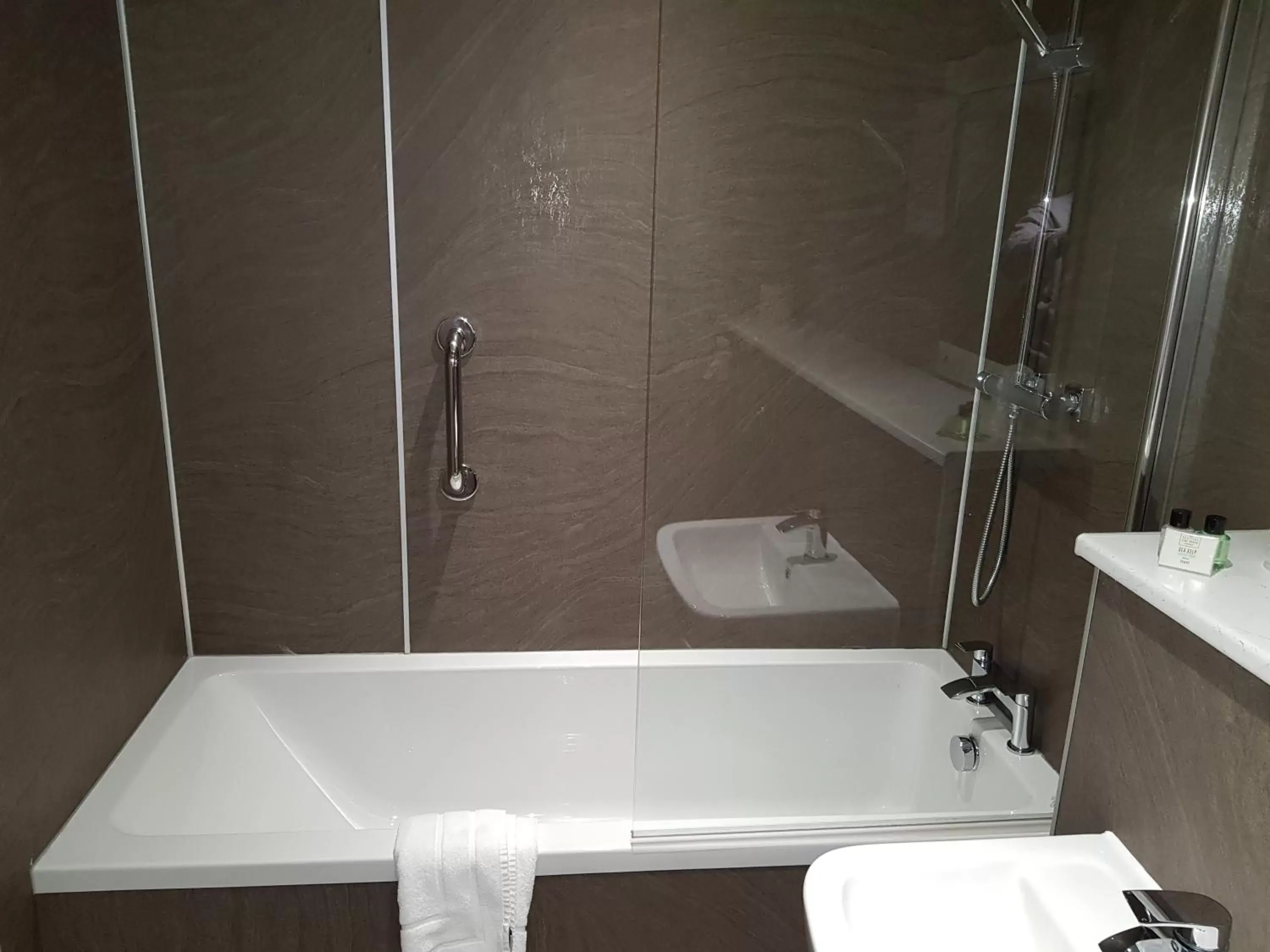 Standard Twin or Double Room in Dunmuir Hotel Standard Twin or Double Room in Dunmuir Hotel