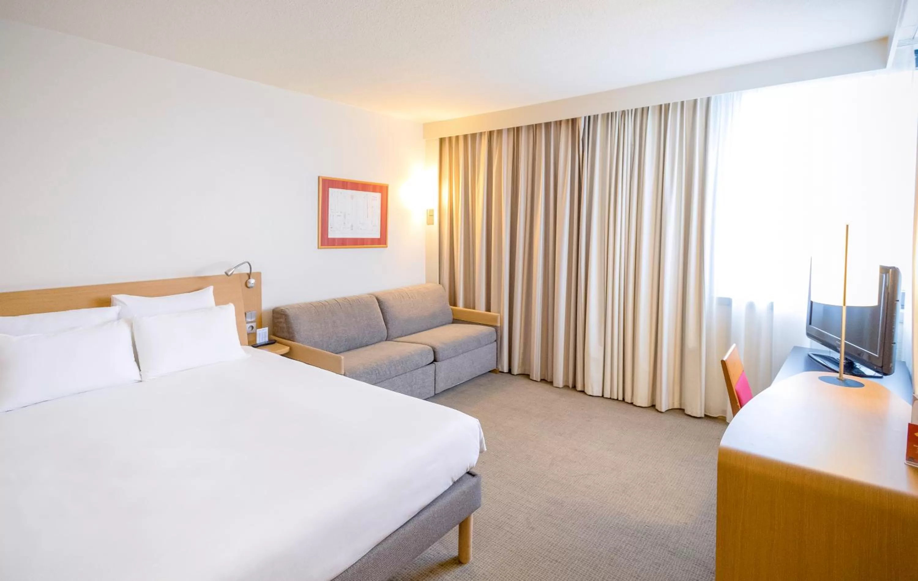 Superior Room with Queen Bed and Convertible Sofa in Novotel Reading Centre