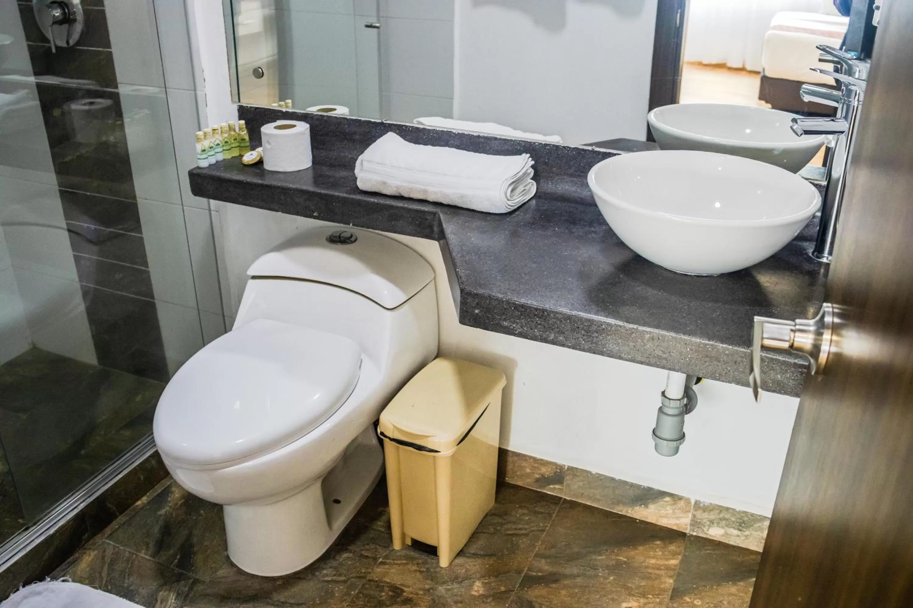 Shower, Bathroom in Nogal Suite Hotel Ipiales