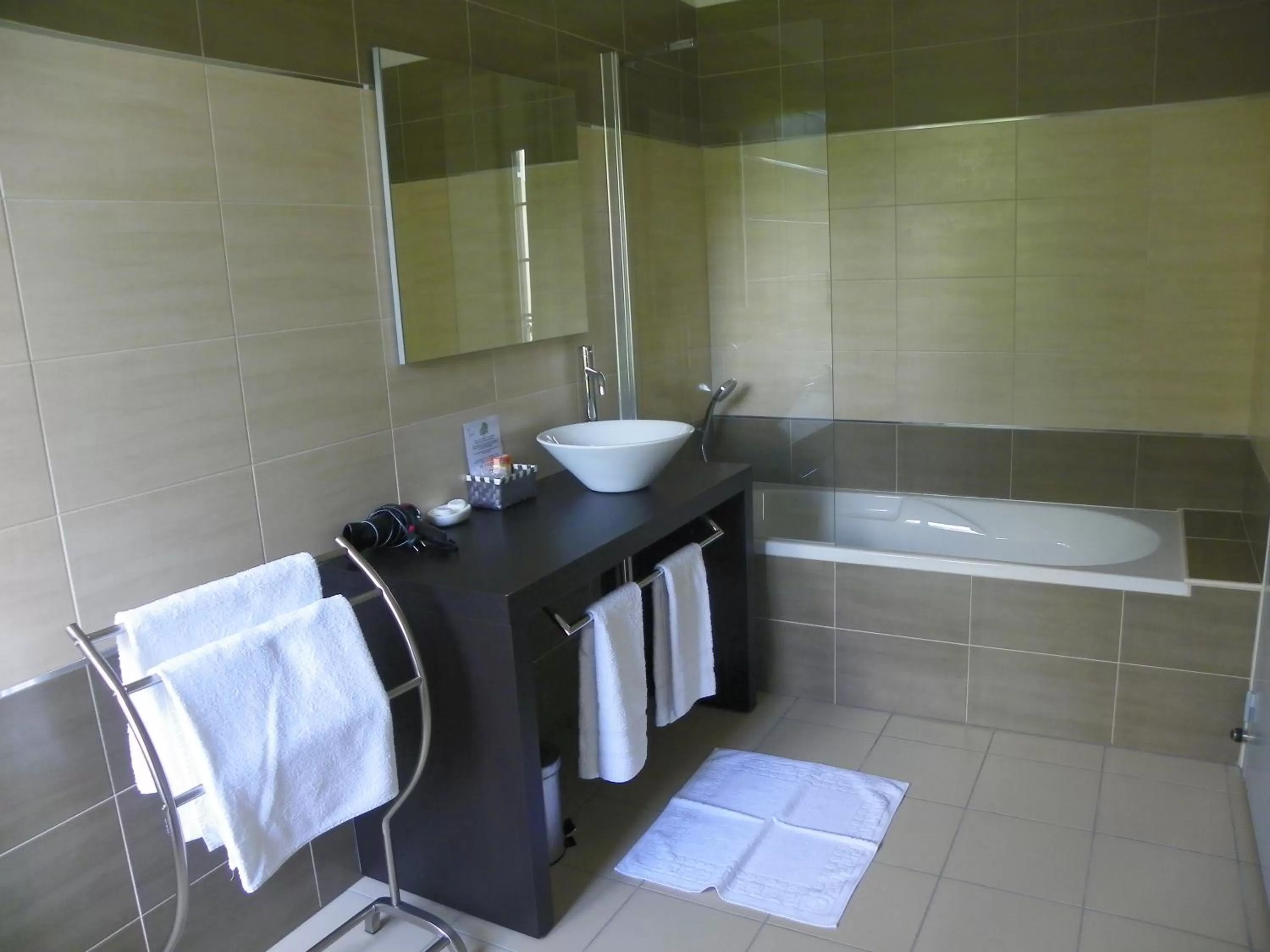 Bathroom in Logis- Hôtel Spa Restaurant l'Epicurial