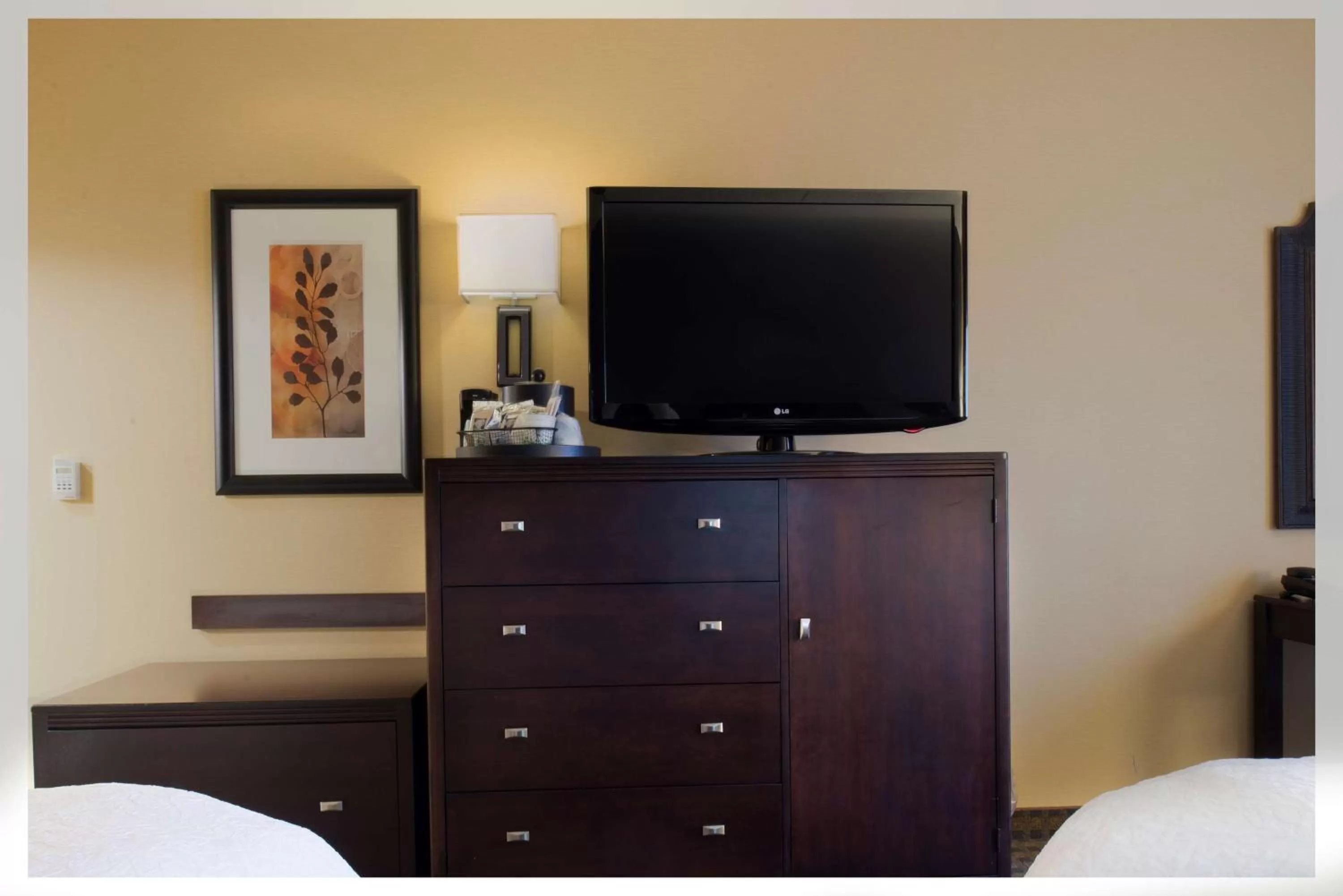 Bed in Hampton Inn & Suites Vineland