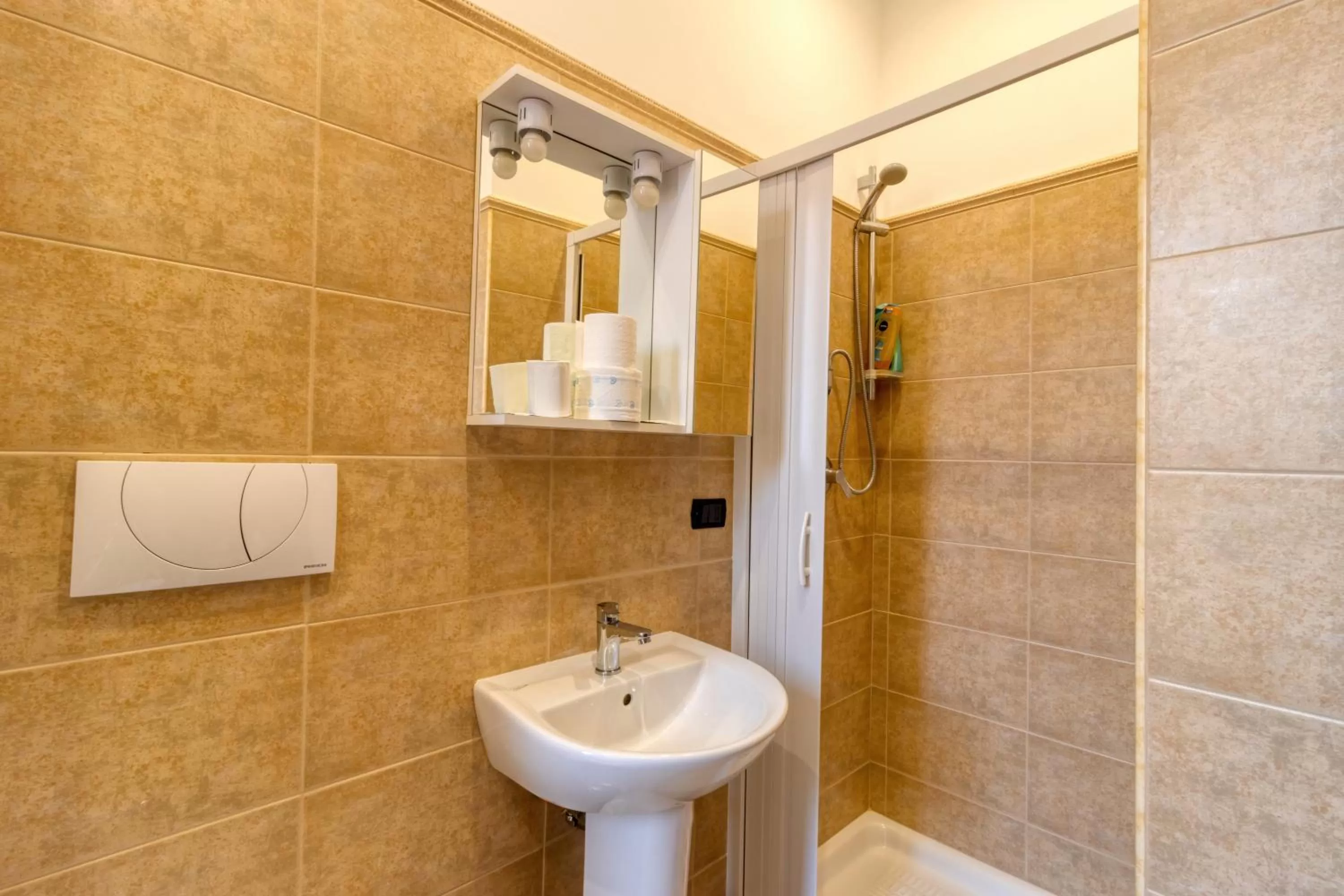 Shower in B&B il Baglio