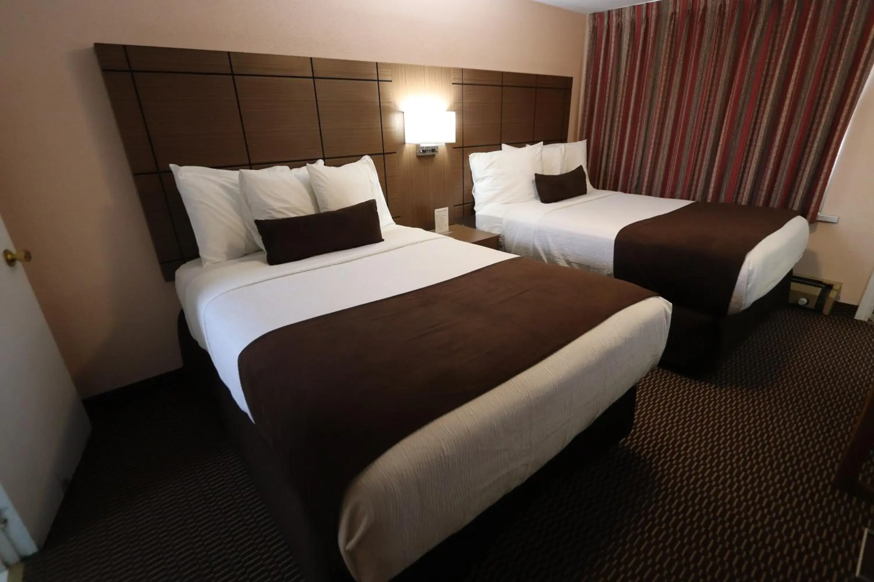 Deluxe Double or Twin Room with Lake View in Campbellford River Inn Deluxe Double or Twin Room with Lake View in Campbellford River Inn