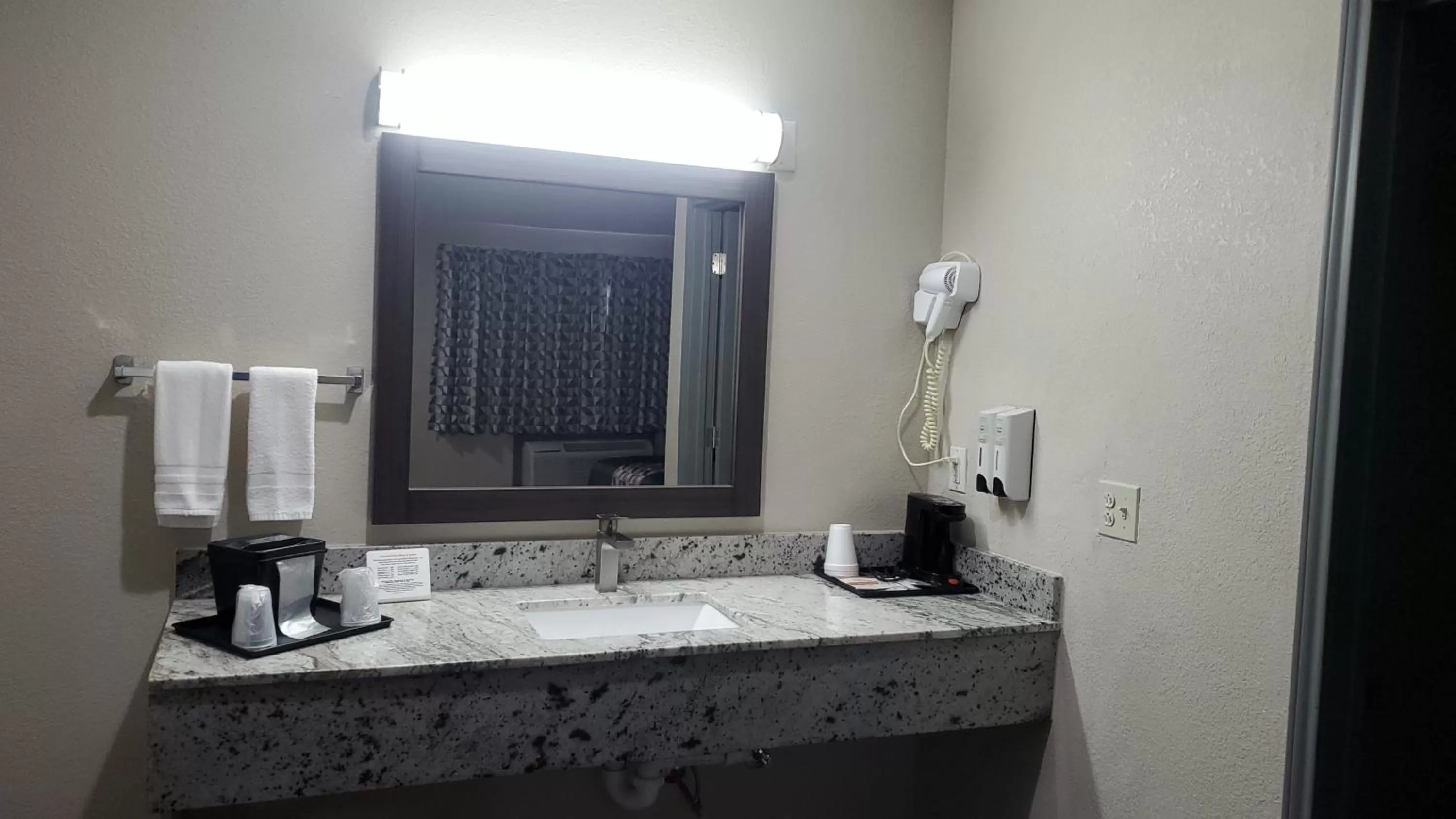 Crescent Park Motel & Suites