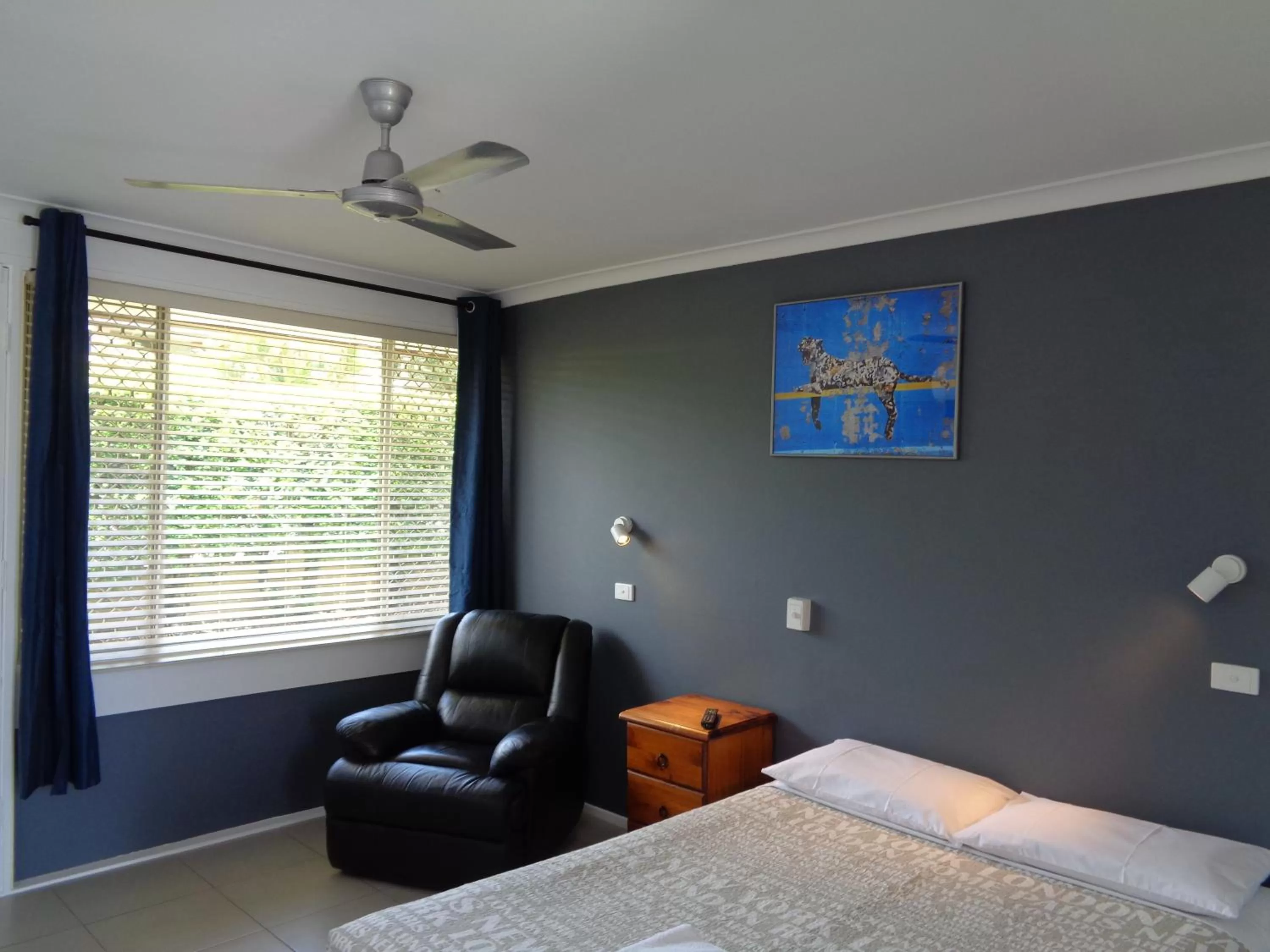 Seating area, Bed in Aspley Sunset Motel