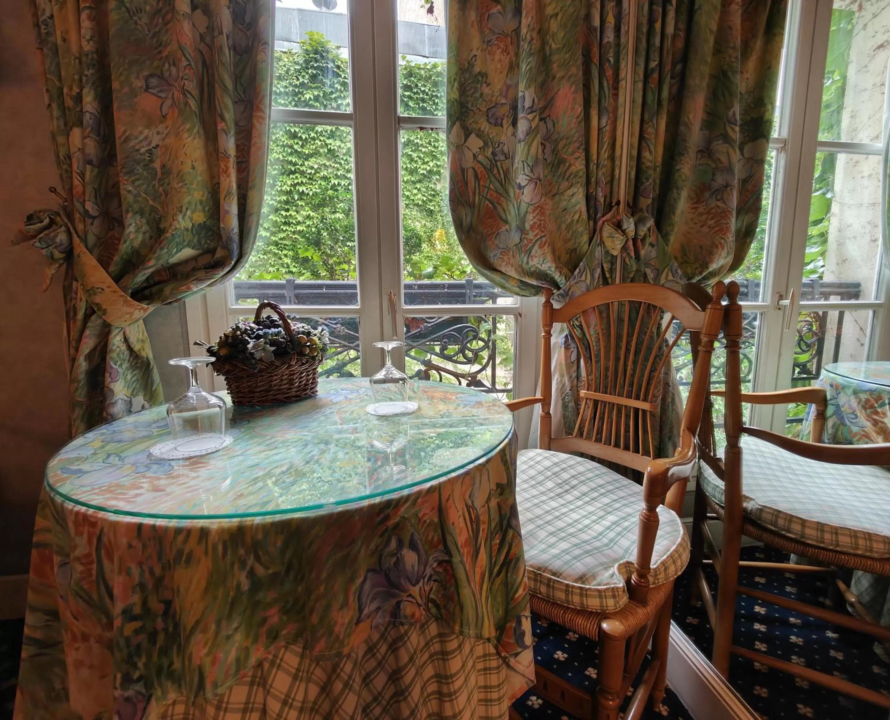 Seating area in Le Relais Médicis