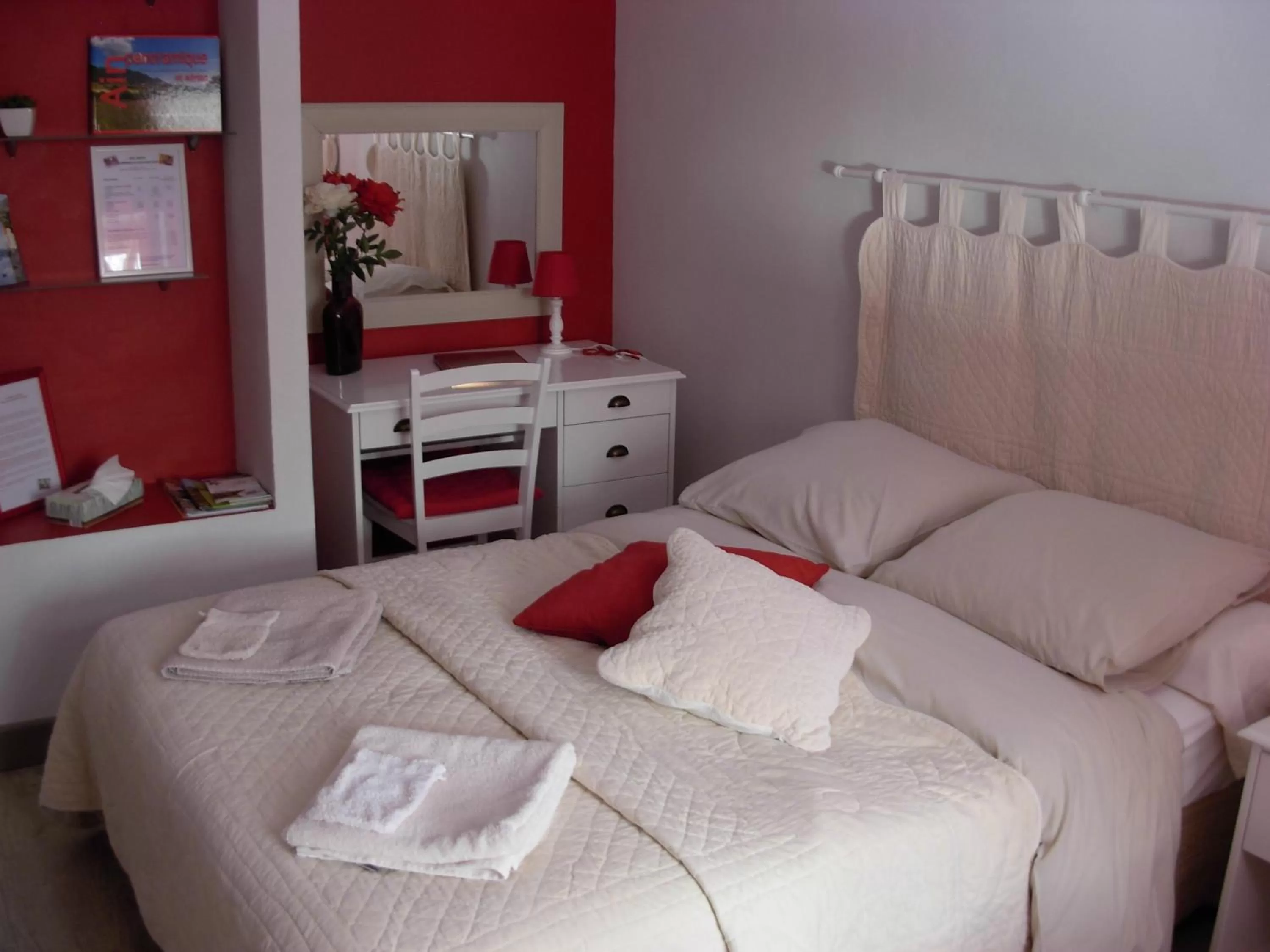 Bed in Chambres D'Hotes "Les Chiens Verts", jardin, terrasse, parking privé