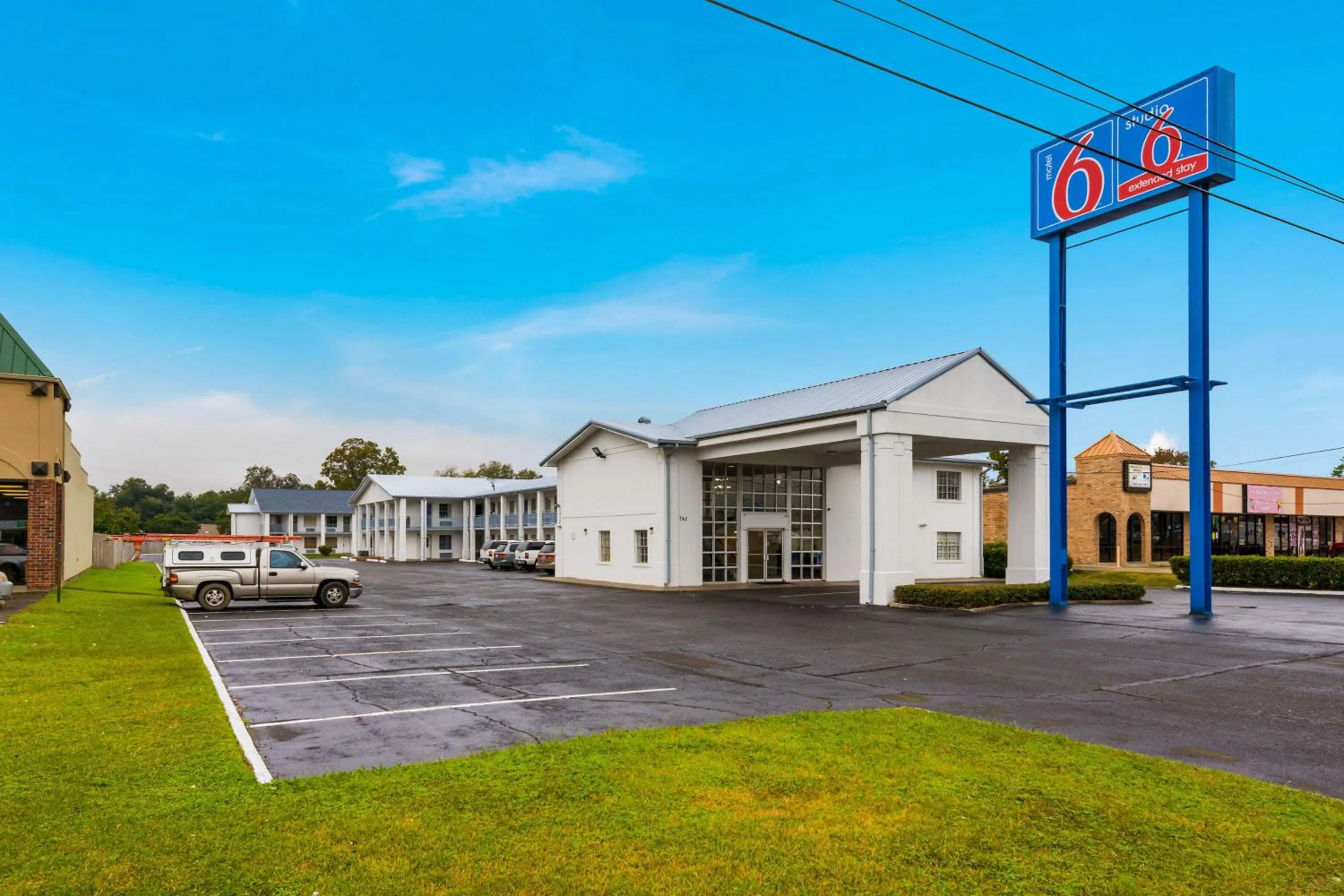 Property building in Motel 6-Alexandria, LA - South