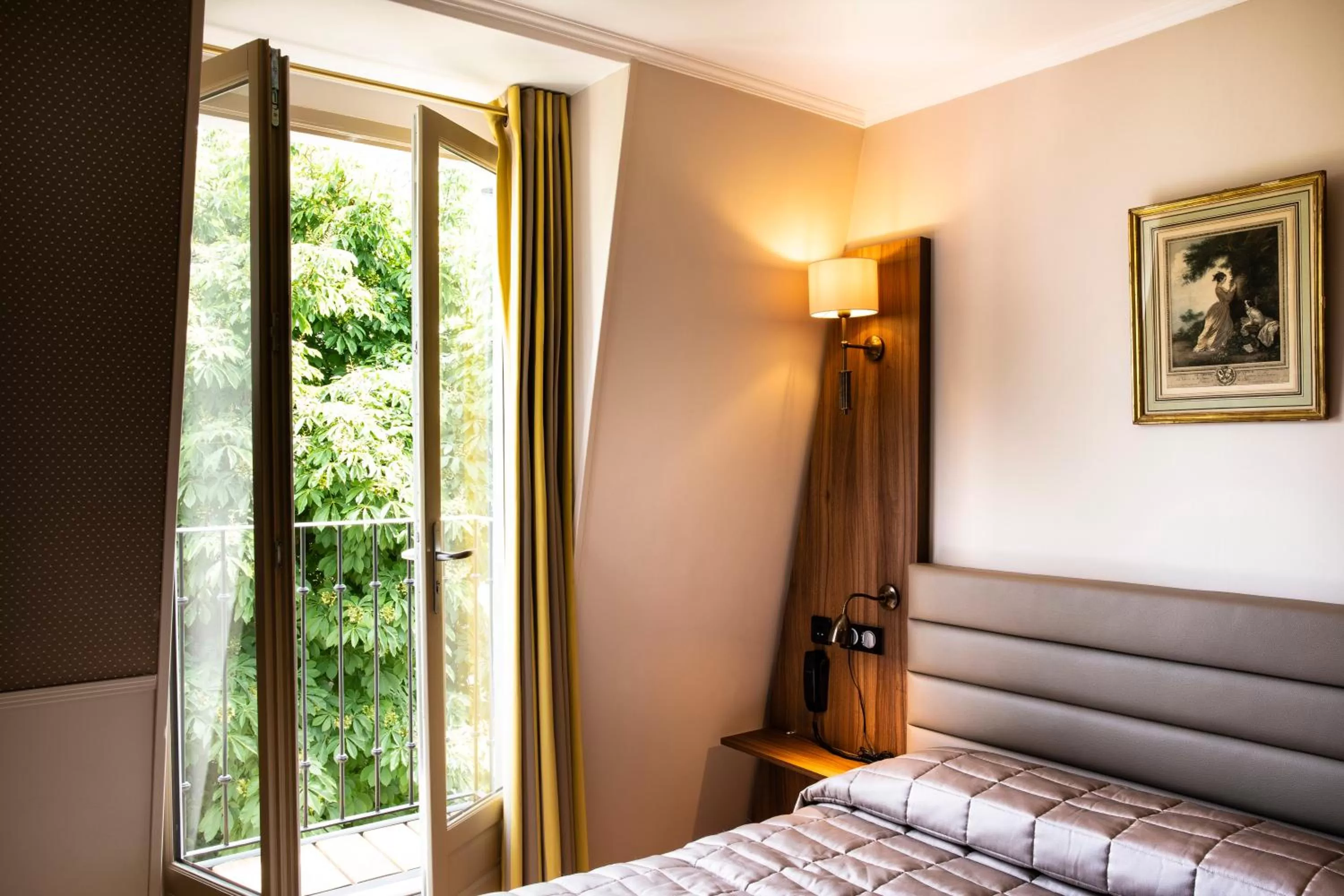 Bed in Hôtel de la Tour Eiffel