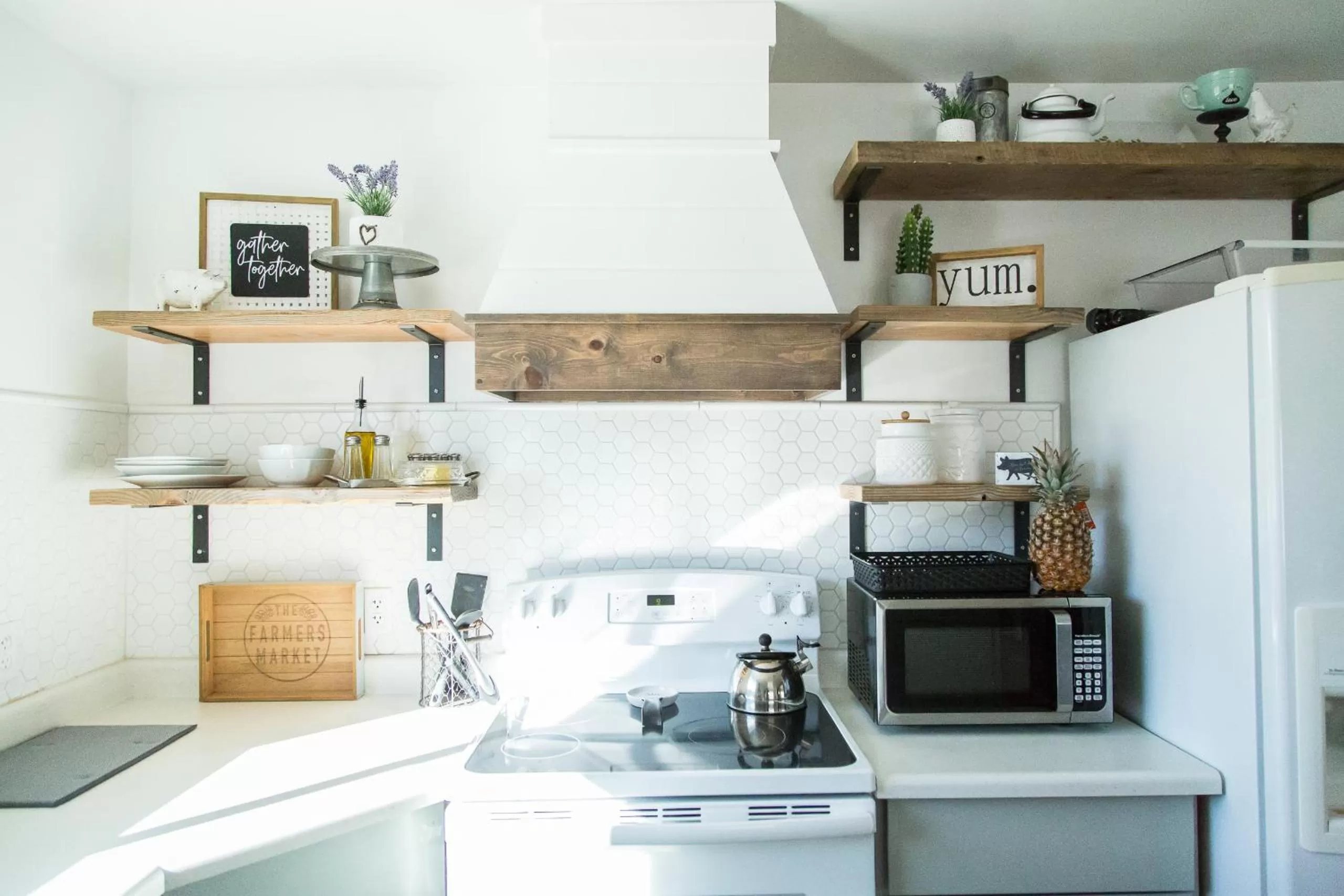 Dining area, Kitchen/Kitchenette in Happy Trails BnB