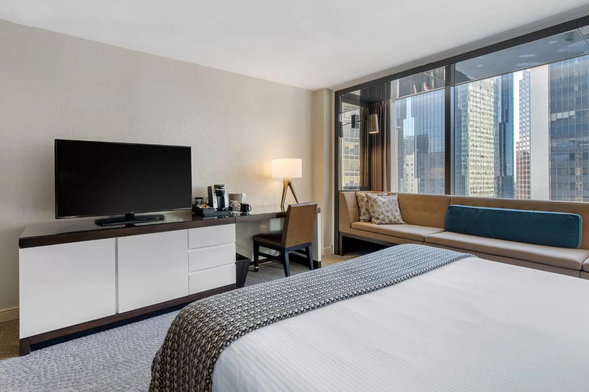 Photo of the whole room, Bed in Omni Charlotte Hotel