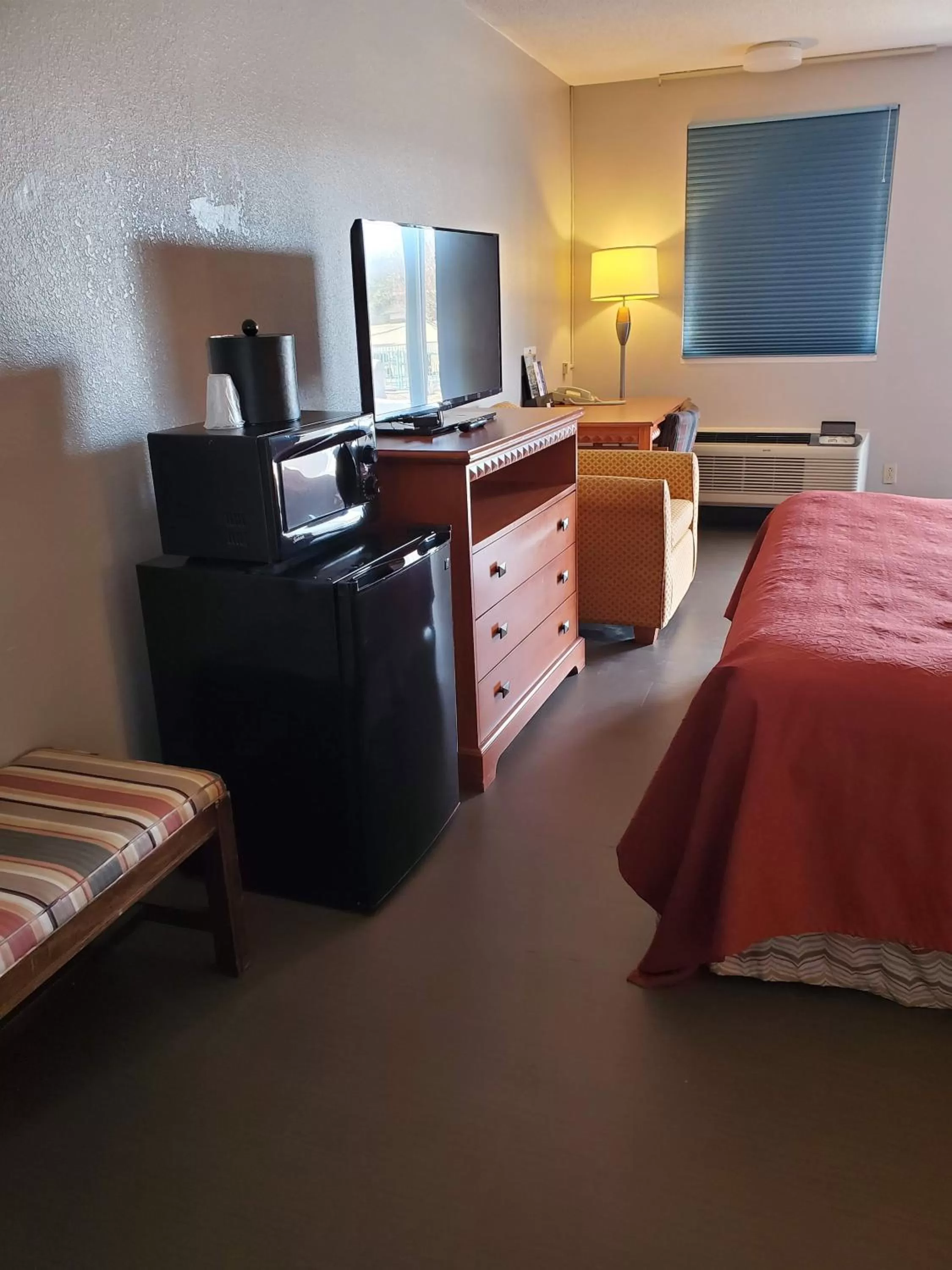 Communal lounge/ TV room, Bed in Americas Best Value Inn Wildersville