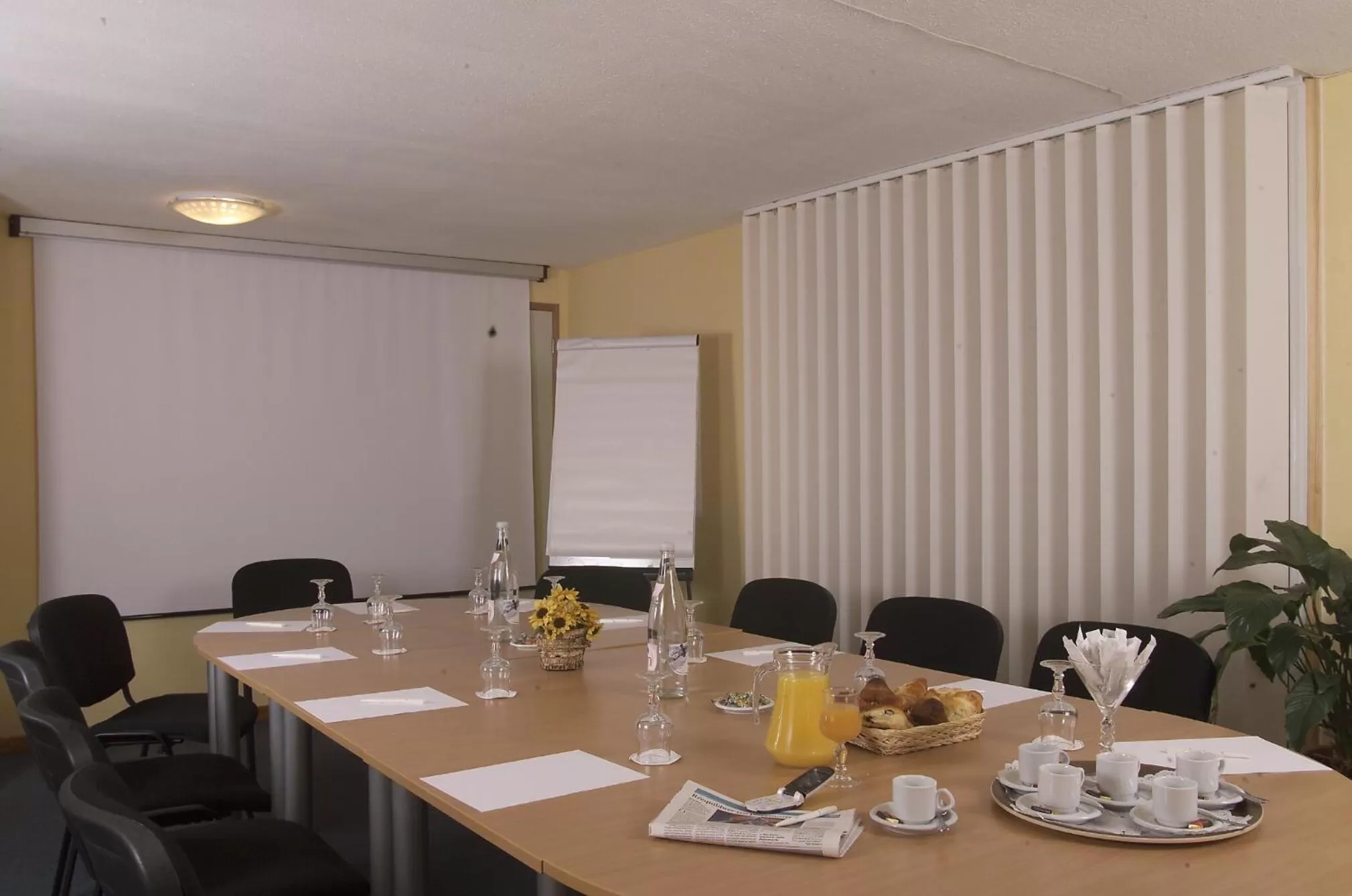 Business facilities in Logis Hôtel - Le Relais du Parisis