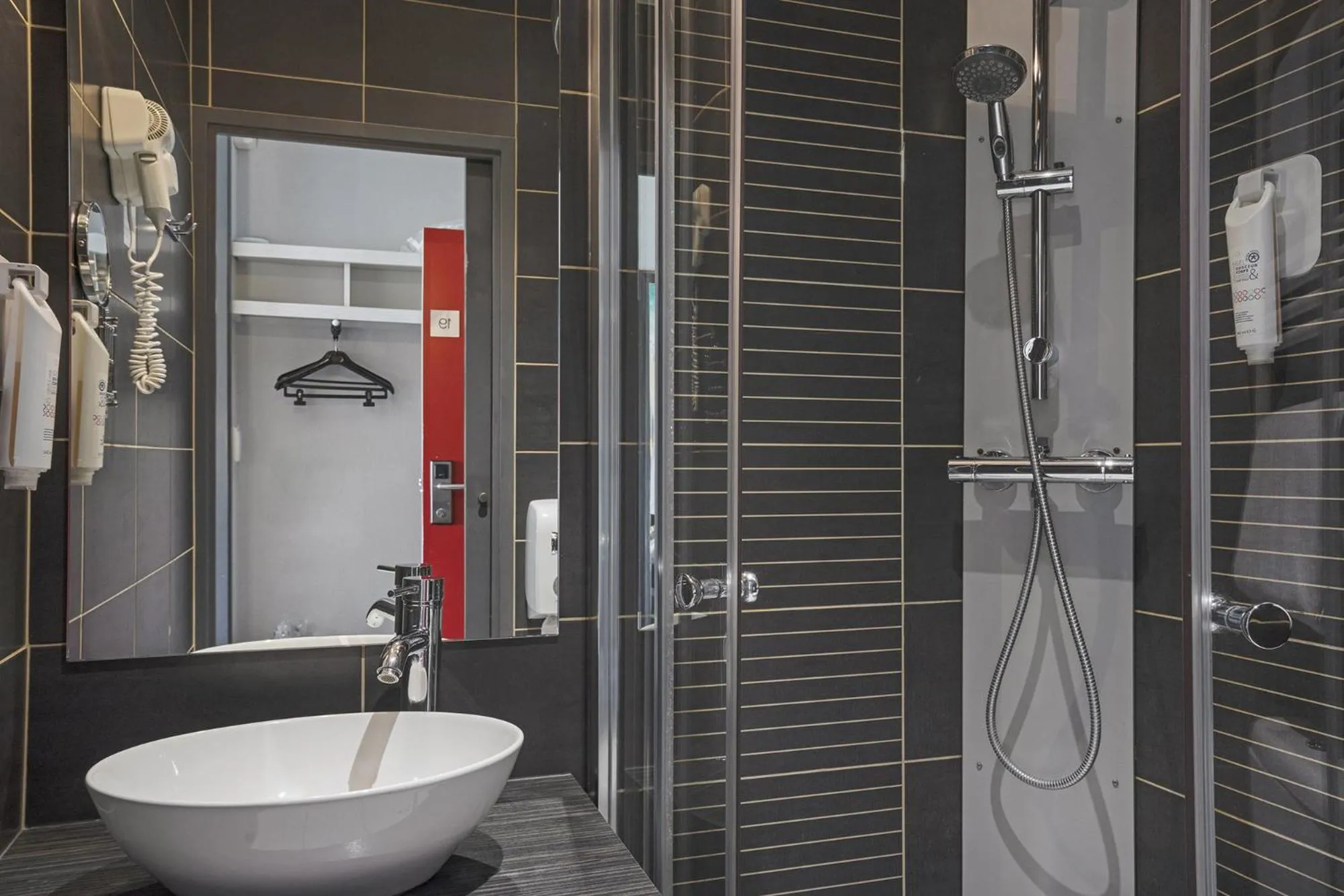 Shower in The Originals Boutique, Hôtel Le Pillebois, Bourg-en-Bresse Nord