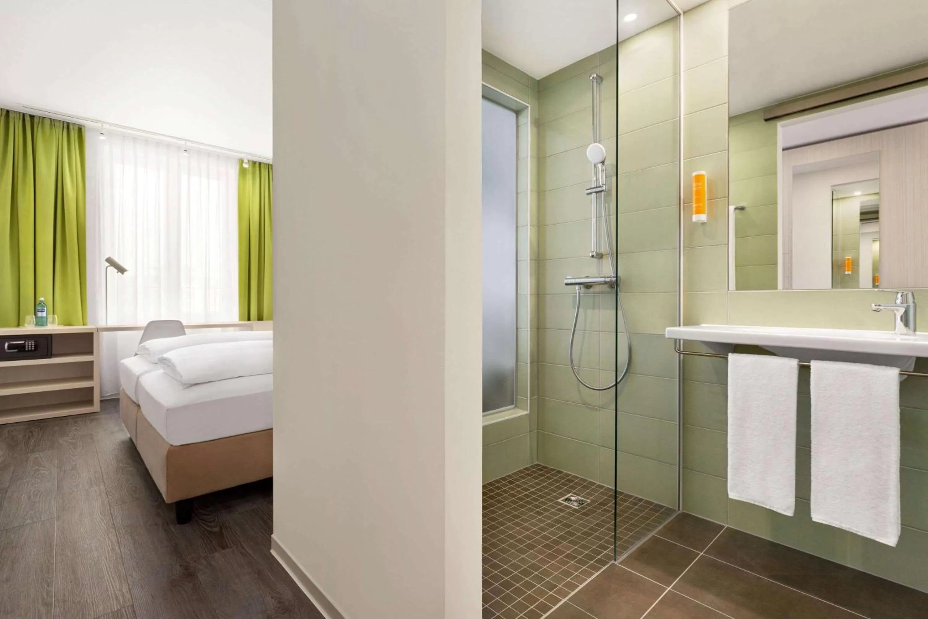 Toilet, Bed in Super 8 by Wyndham Chemnitz