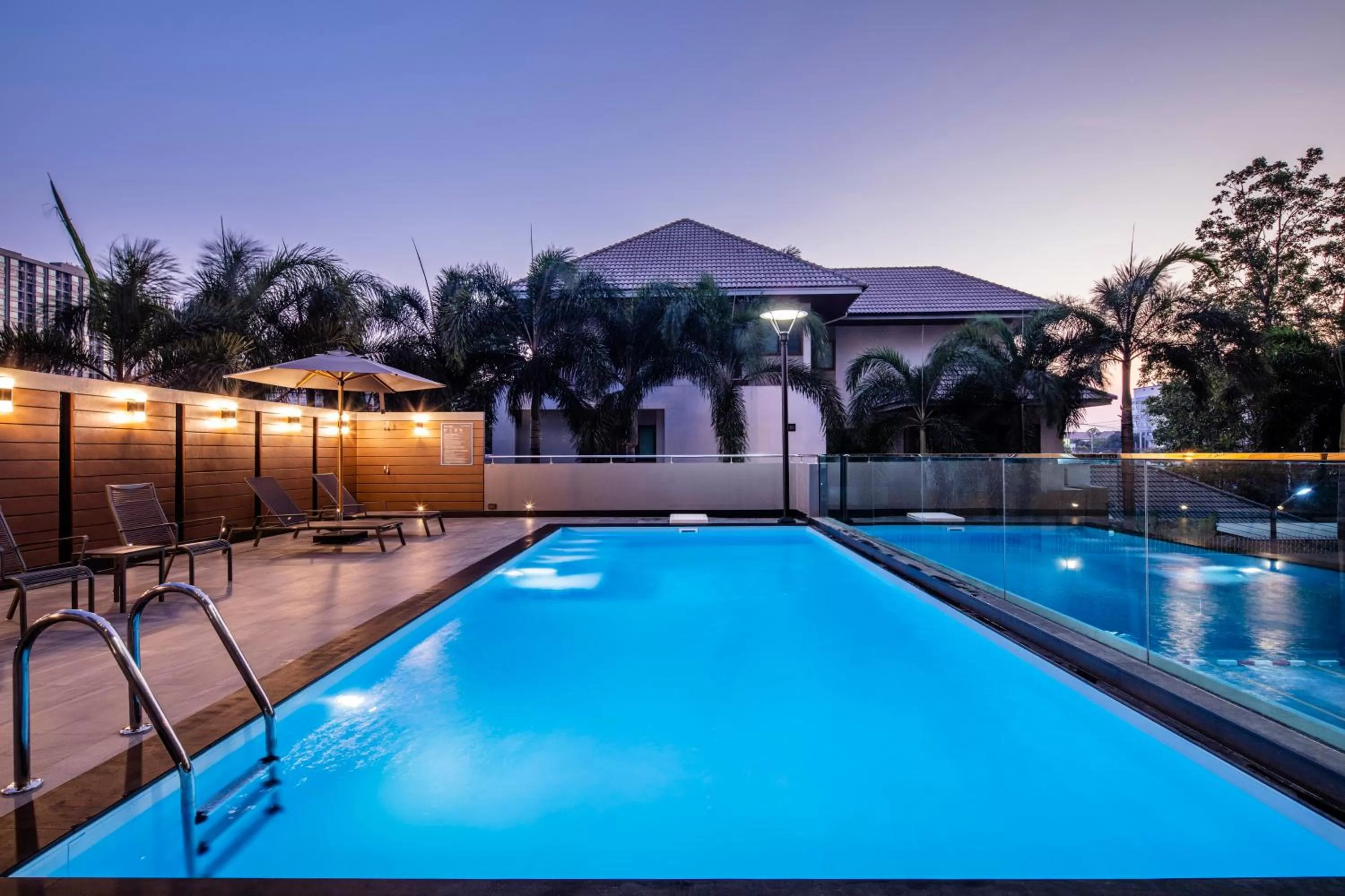 Swimming pool in Livotel Hotel Hua Mak Bangkok