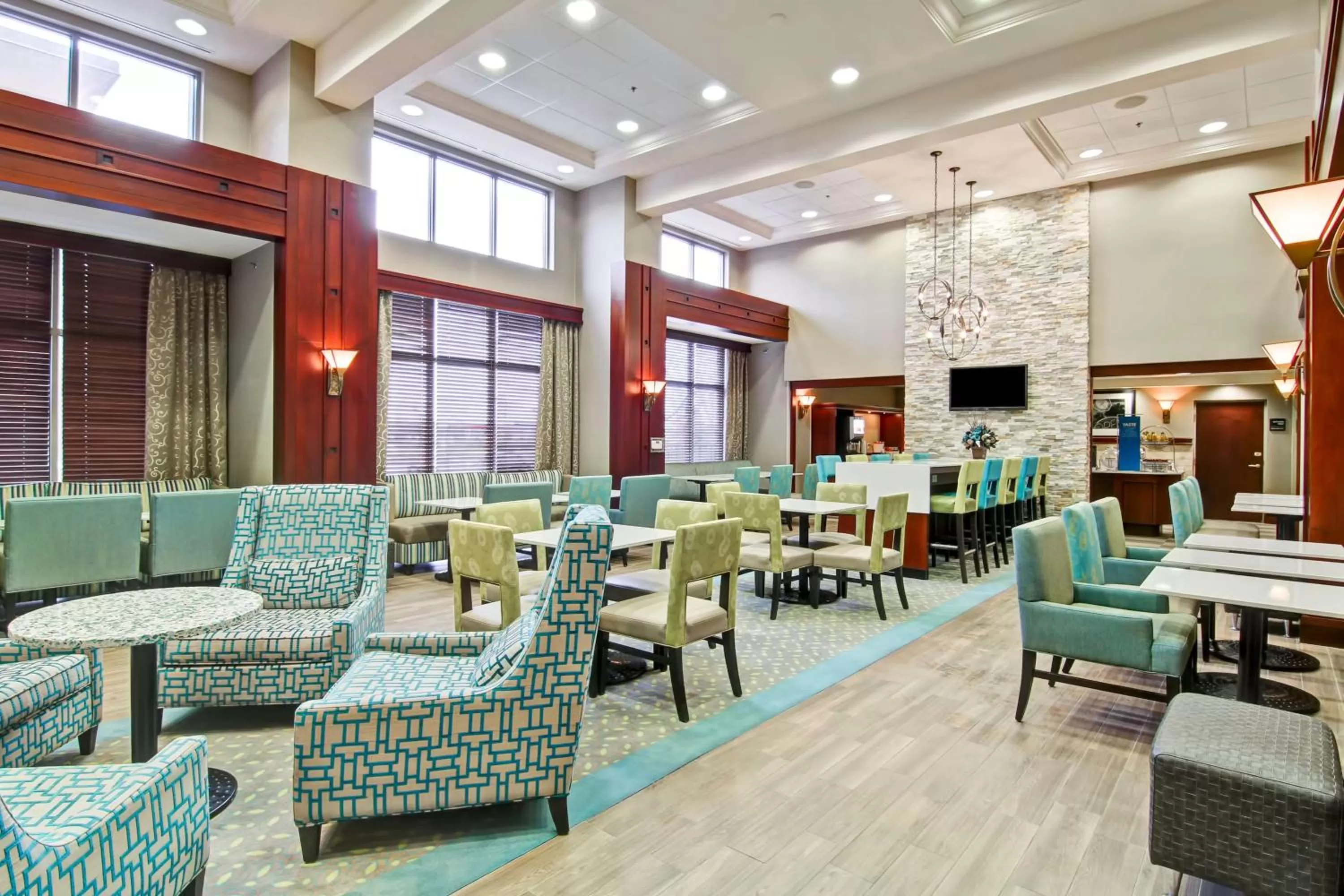 Lounge or bar in Hampton Inn & Suites Guelph