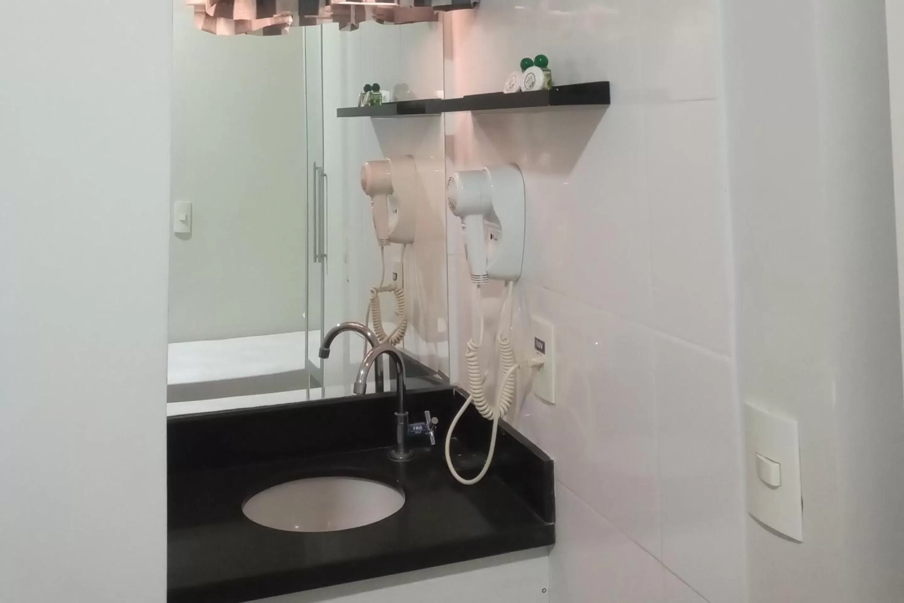 Bathroom in Compacto Hotel Alphaville Campinas