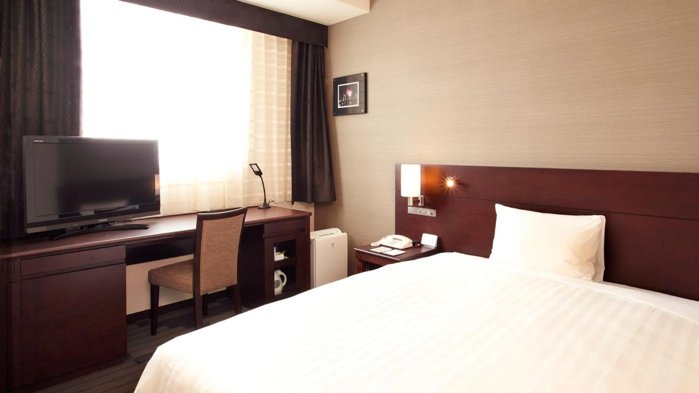 Bed in JR-East Hotel Mets Yokohama Tsurumi