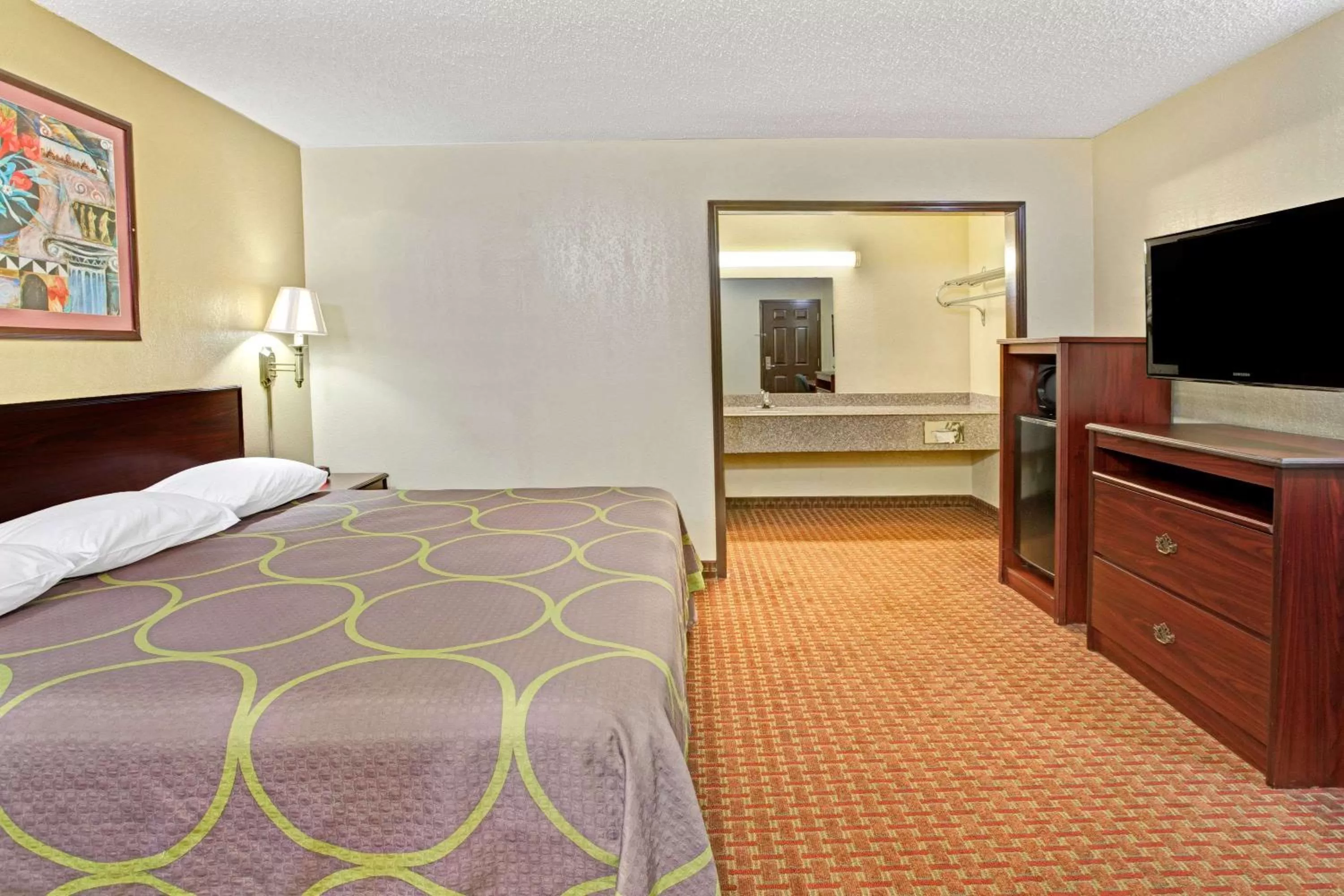 Photo of the whole room, Bed in Super 8 by Wyndham Shawnee