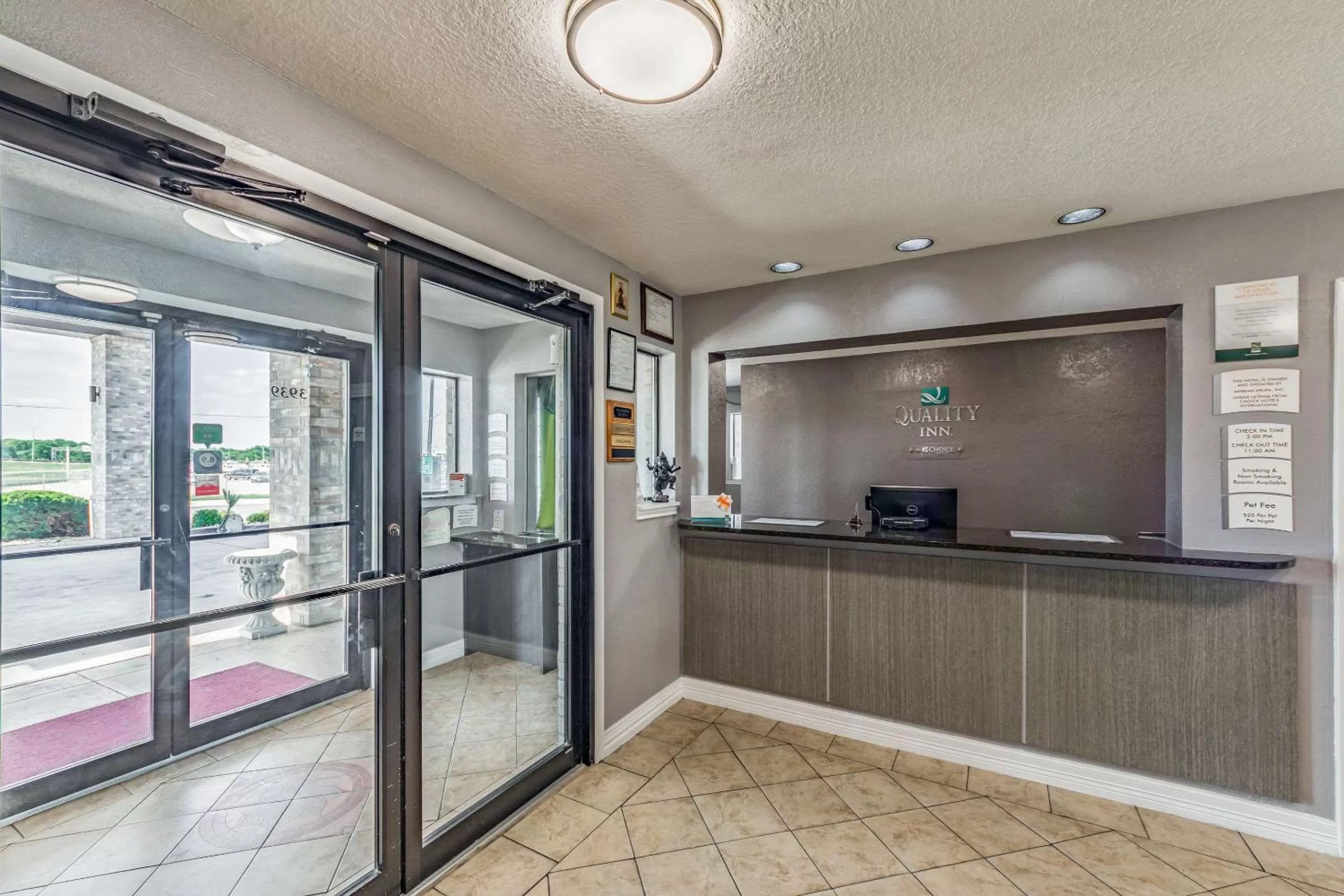 Lobby or reception in Quality Inn I-10 East near Frost Bank Center