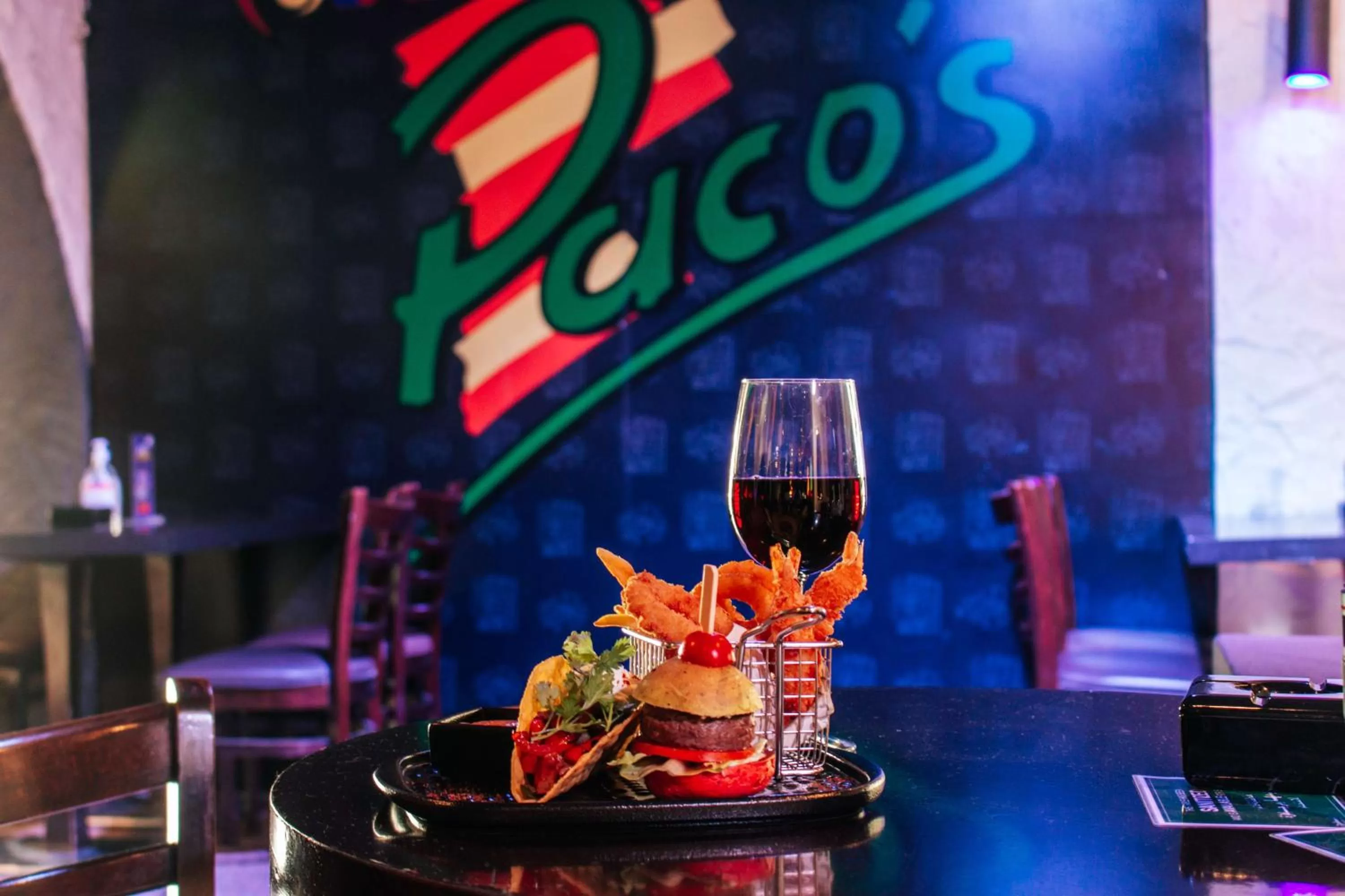 Lounge or bar in Radisson Blu Hotel & Resort, Al Ain