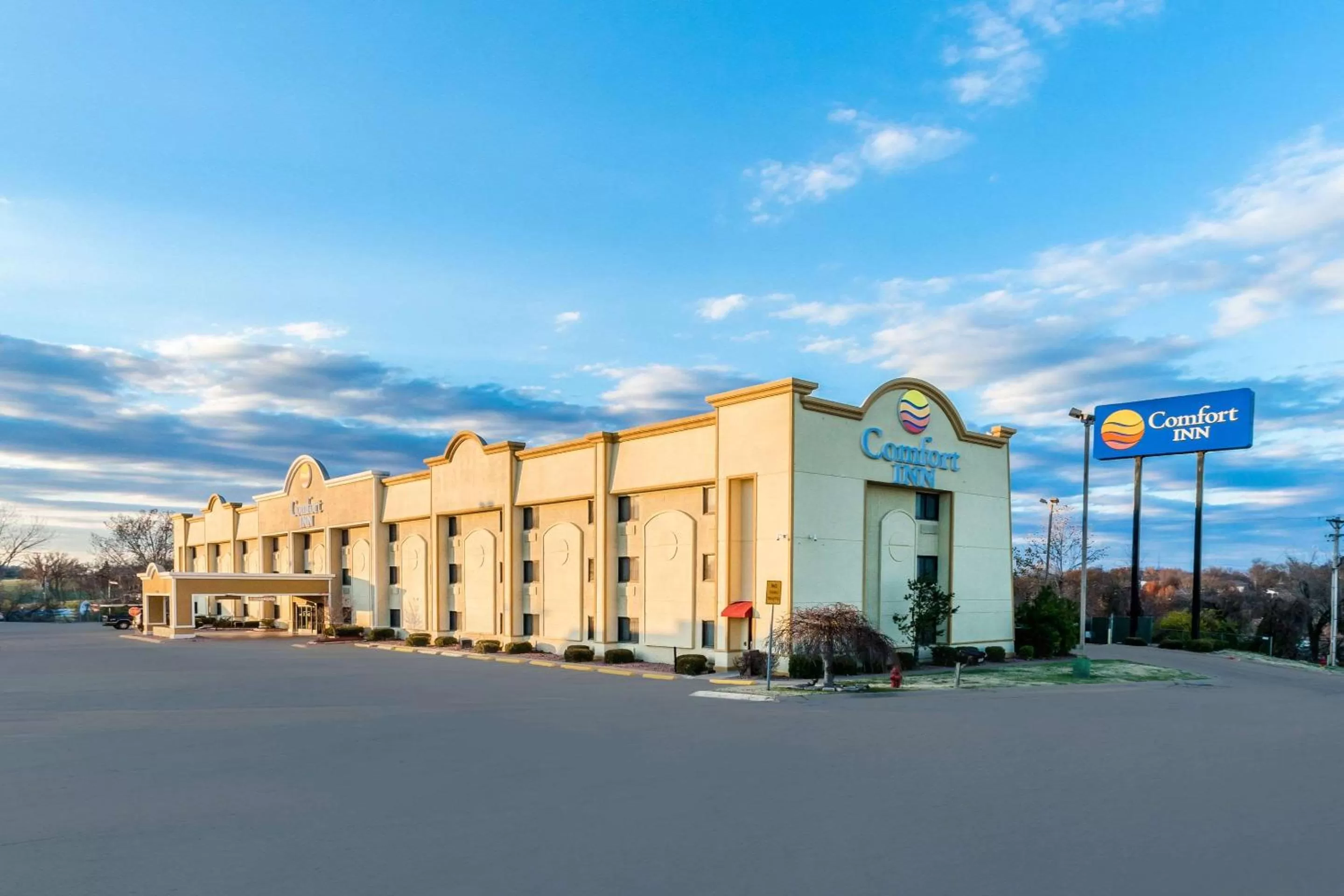 Property building in Comfort Inn Festus-St Louis South