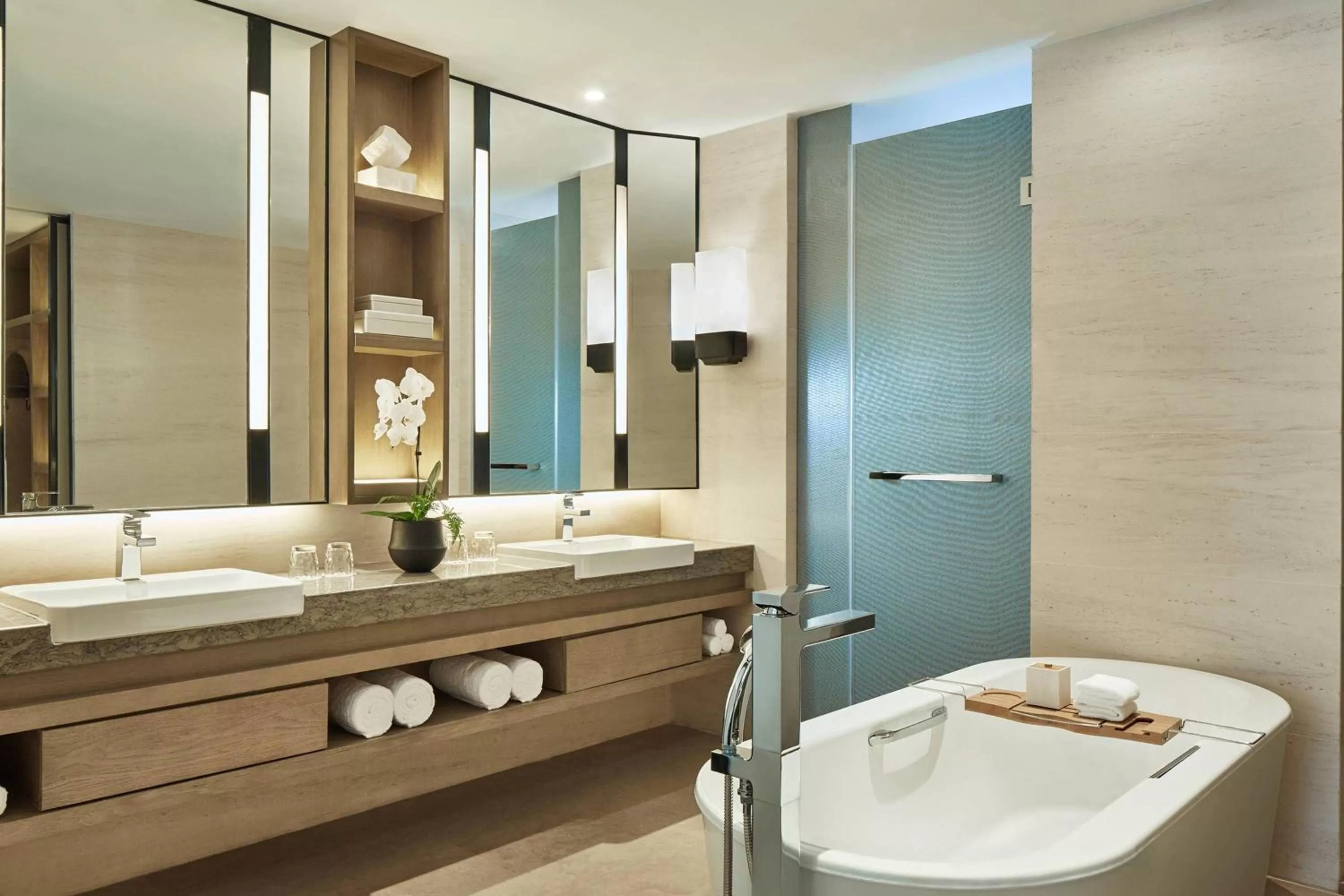 Bathroom, Bed in Hangzhou Marriott Hotel Qianjiang