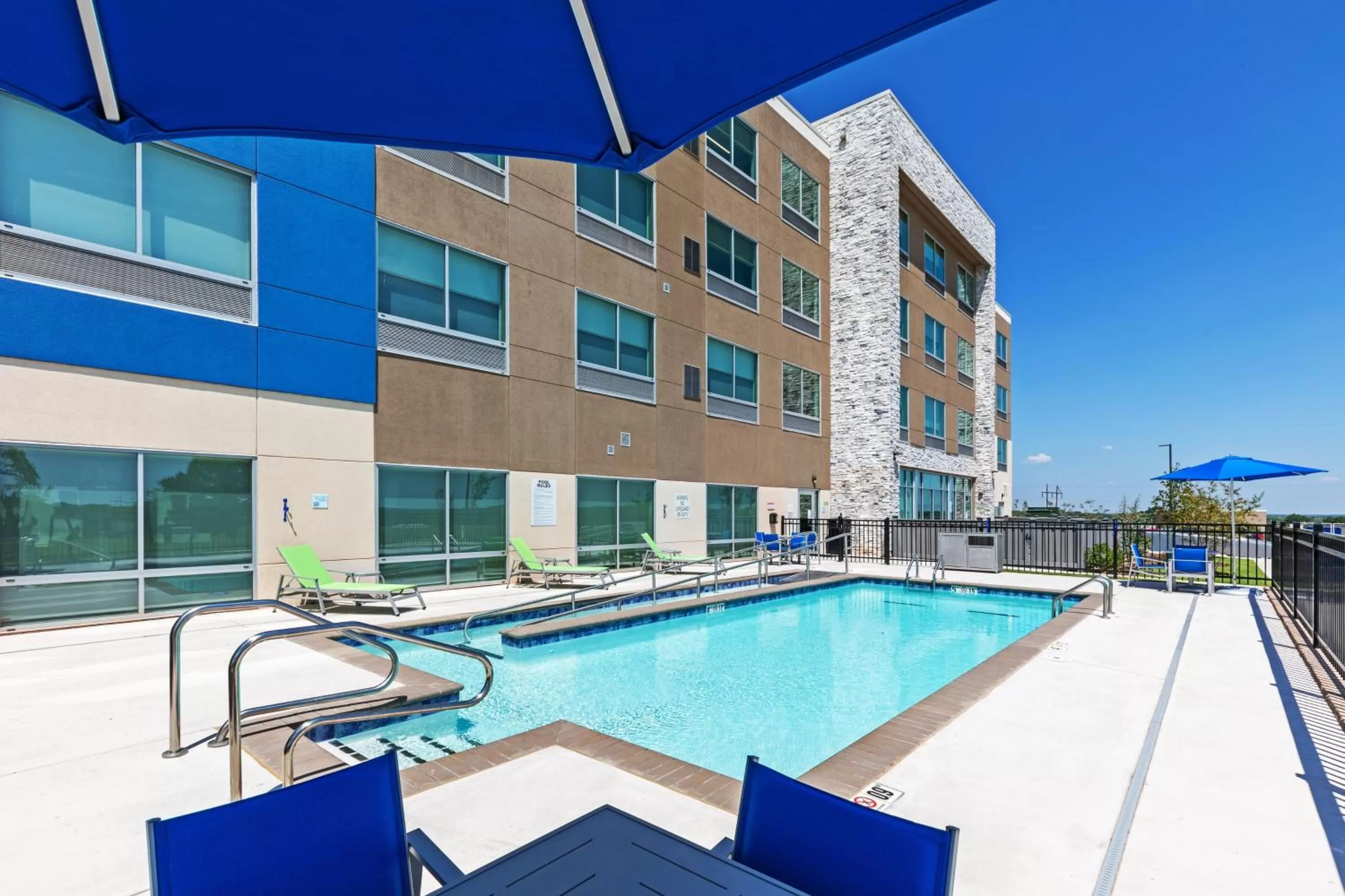 Swimming pool in Holiday Inn Express & Suites Purcell by IHG