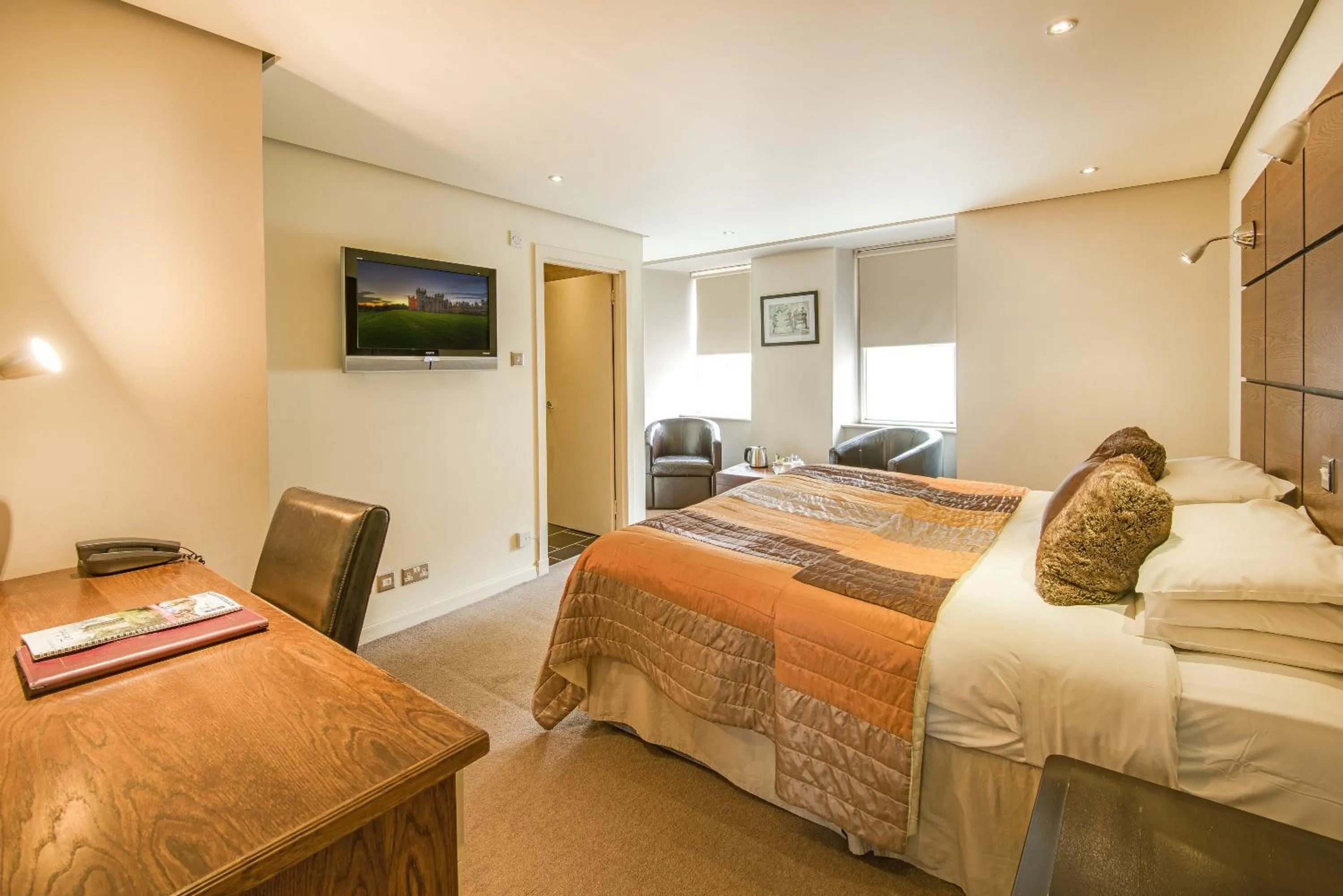 Photo of the whole room, Bed in Queenshead Hotel Kelso