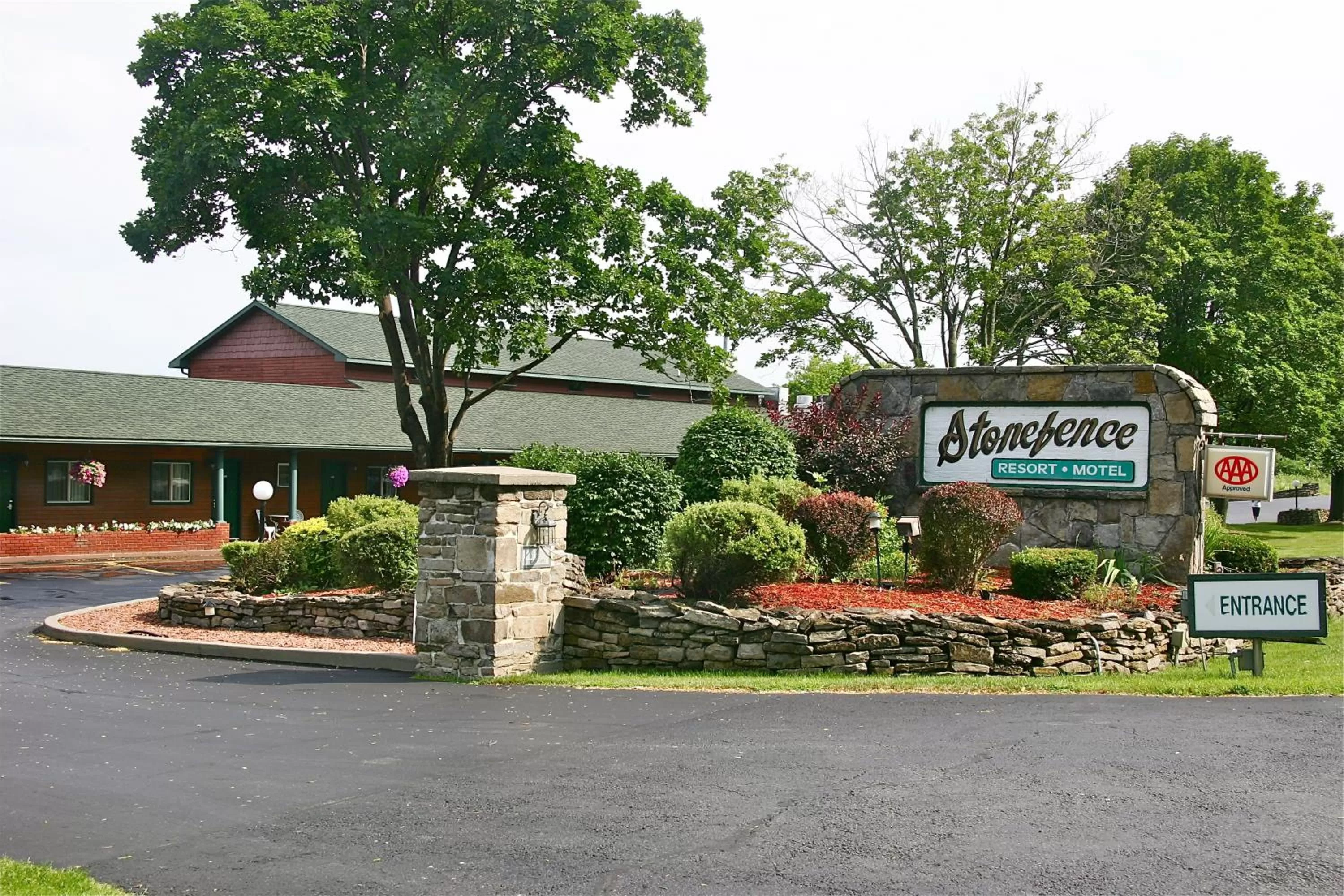 Facade/entrance in Stone Fence Resort