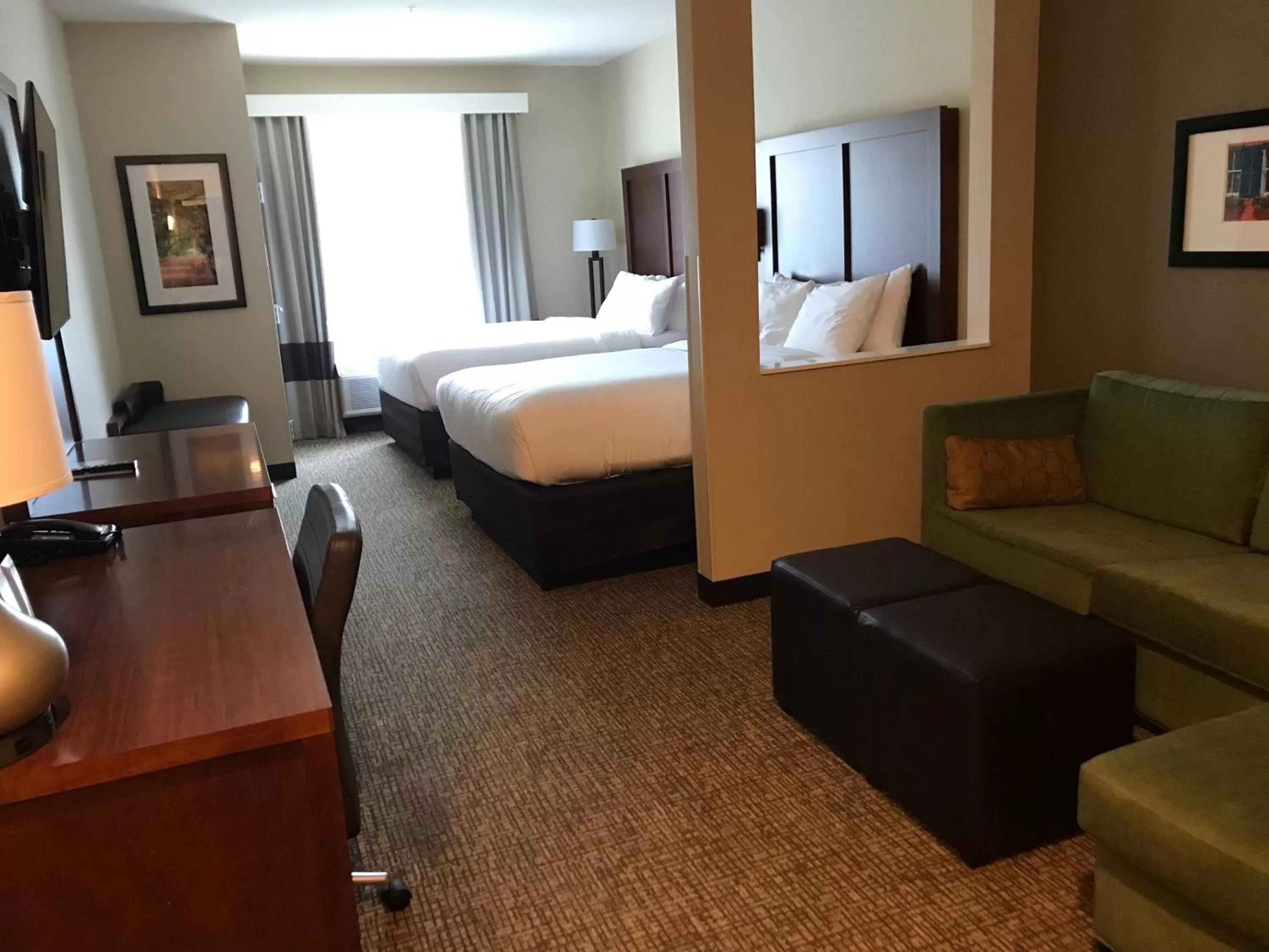 Photo of the whole room, Bed in Comfort Suites Summerville