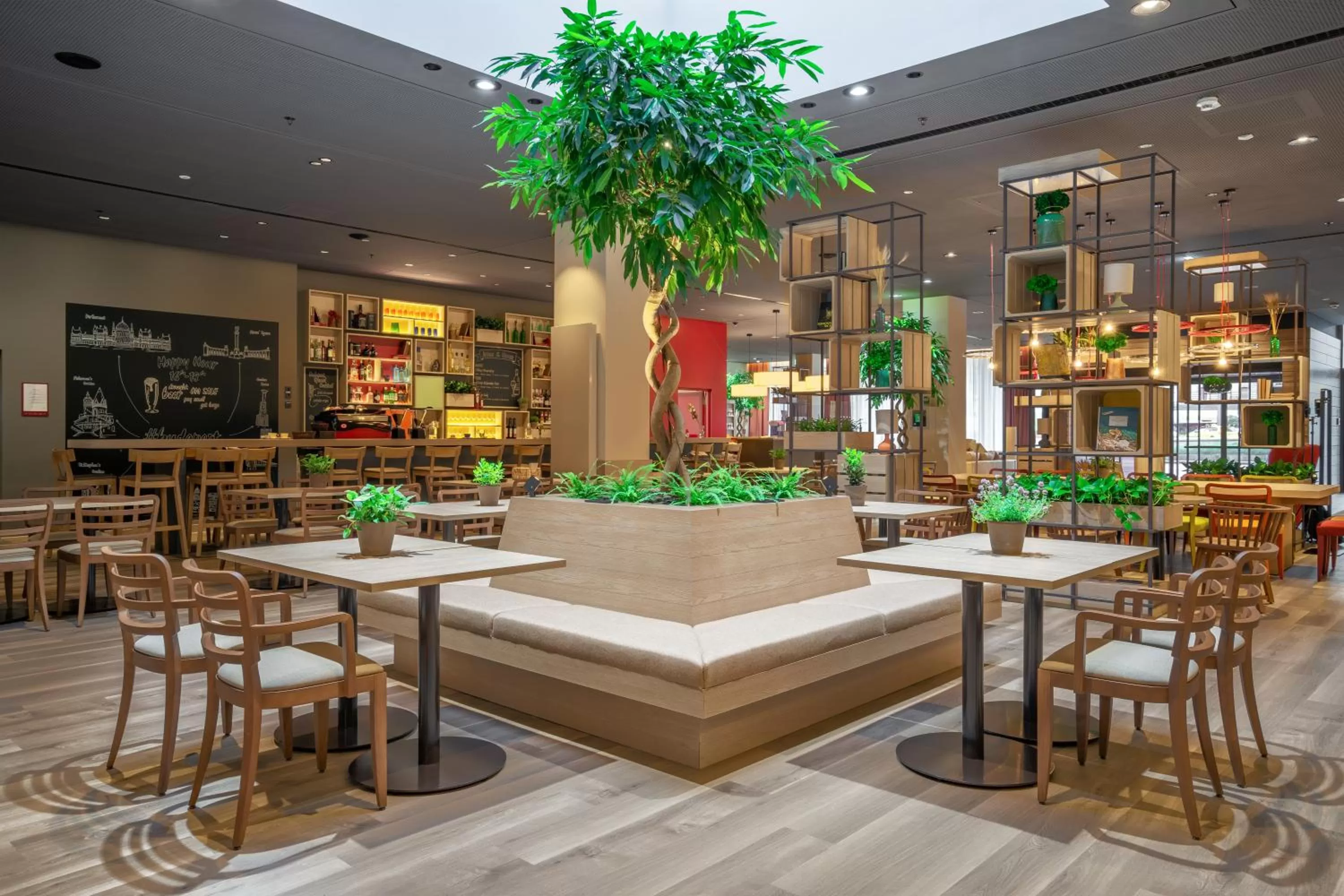 Lounge or bar in IntercityHotel Budapest