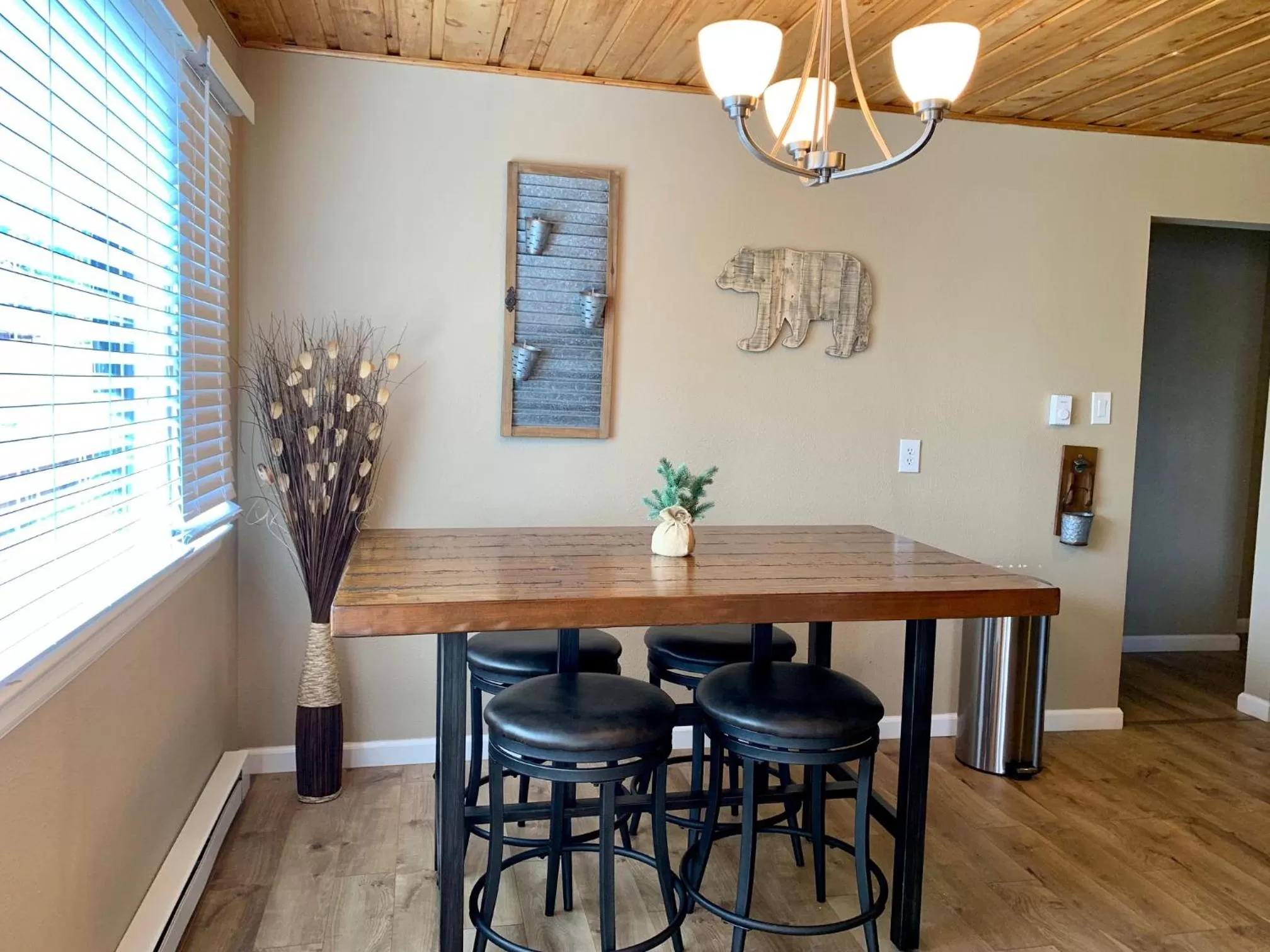Dining area in Estes Mountain Inn