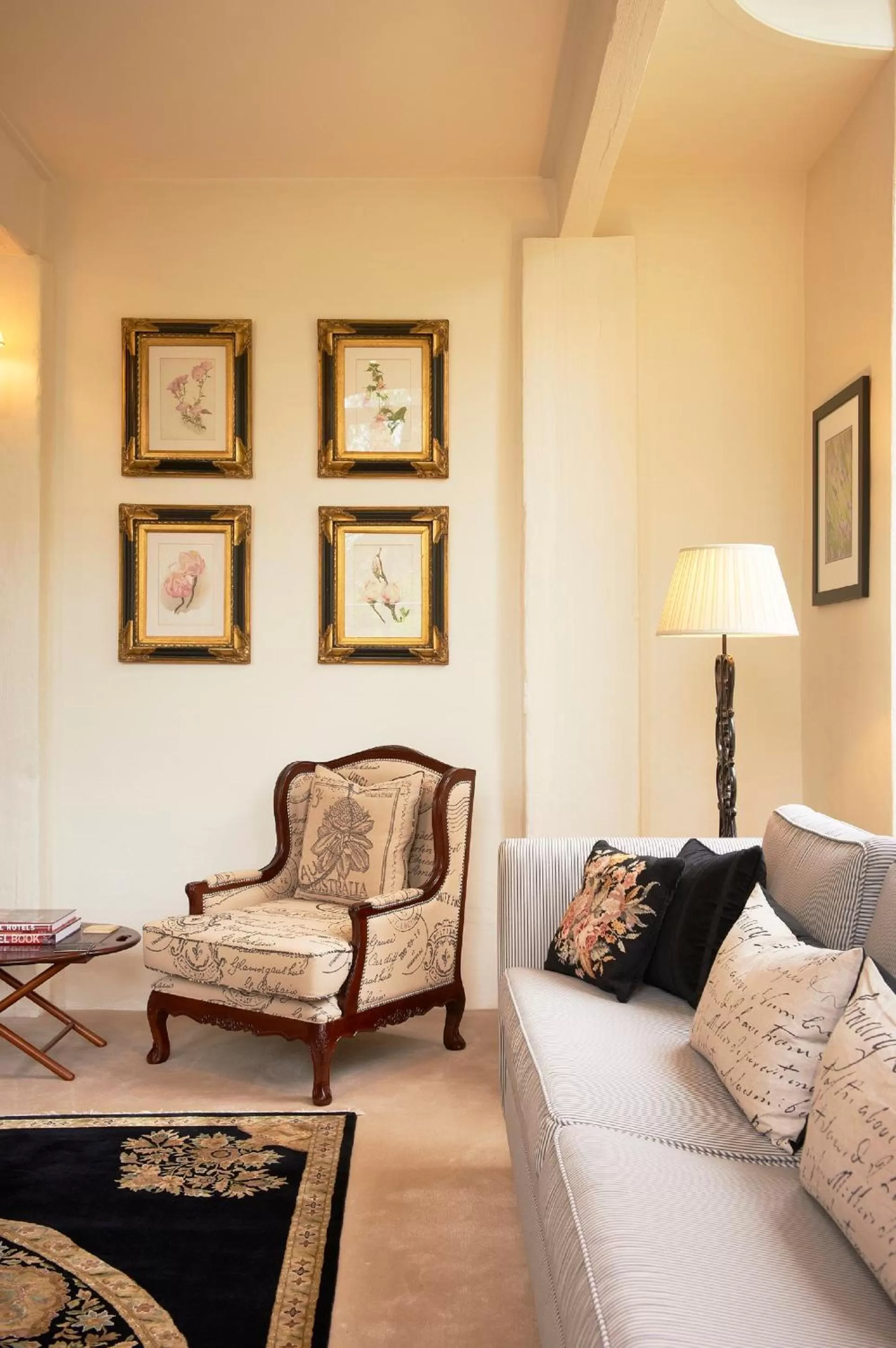 Library in Villa Howden